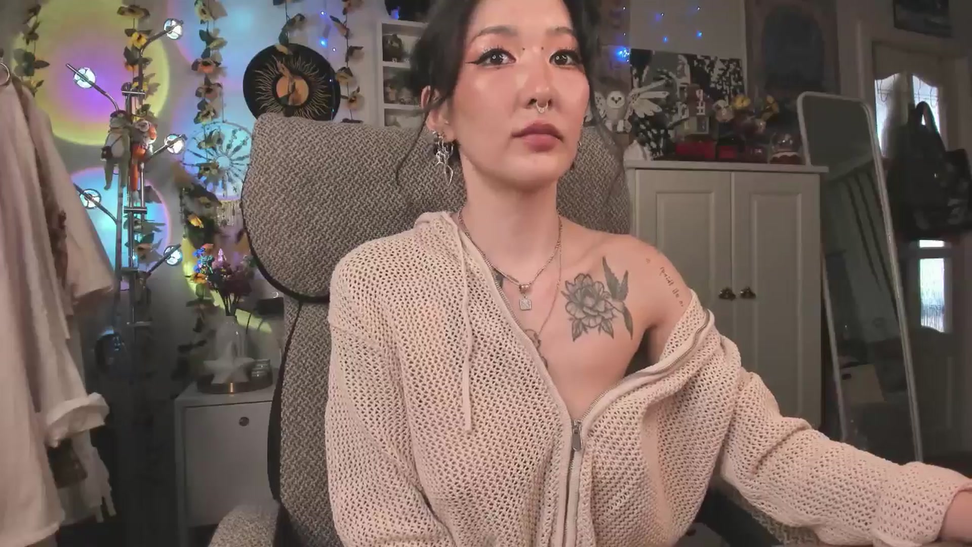 Gallery image thumbnail from KellyAsian's myfreecams stream on, 03/27/2025, 08:53 image 12 of 20