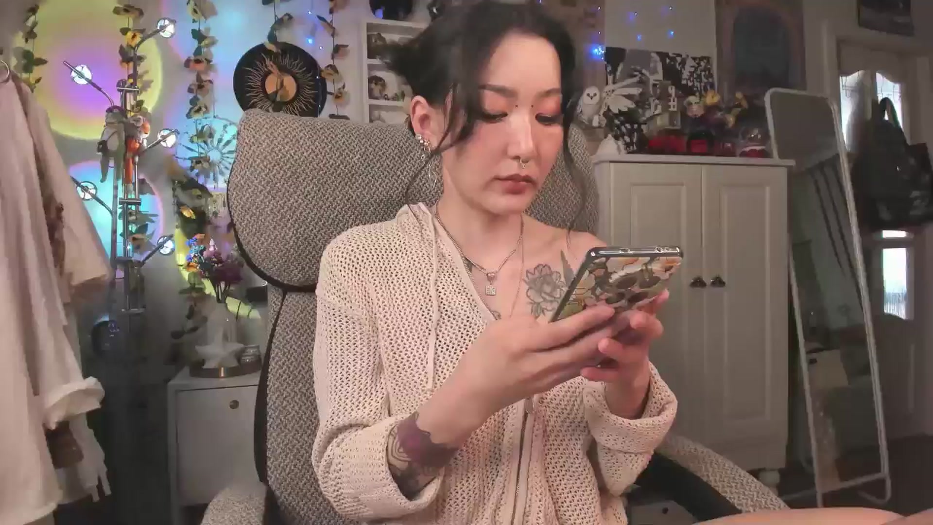 Gallery image thumbnail from KellyAsian's myfreecams stream on, 03/27/2025, 08:53 image 10 of 20