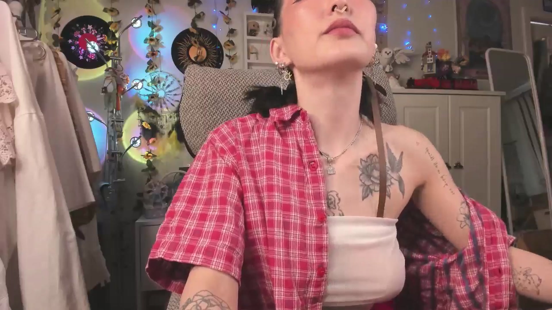 Gallery image thumbnail from KellyAsian's myfreecams stream on, 04/08/2025, 08:40 image 13 of 20