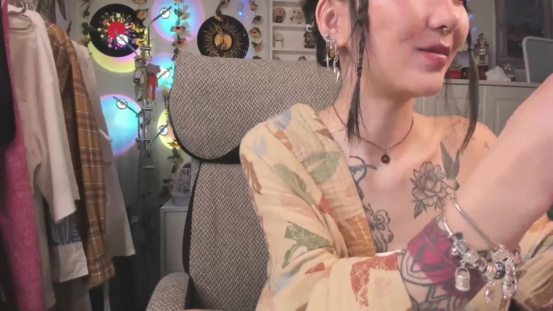 Gallery image thumbnail from KellyAsian's myfreecams stream on, 04/18/2025, 09:02 image 2 of 20
