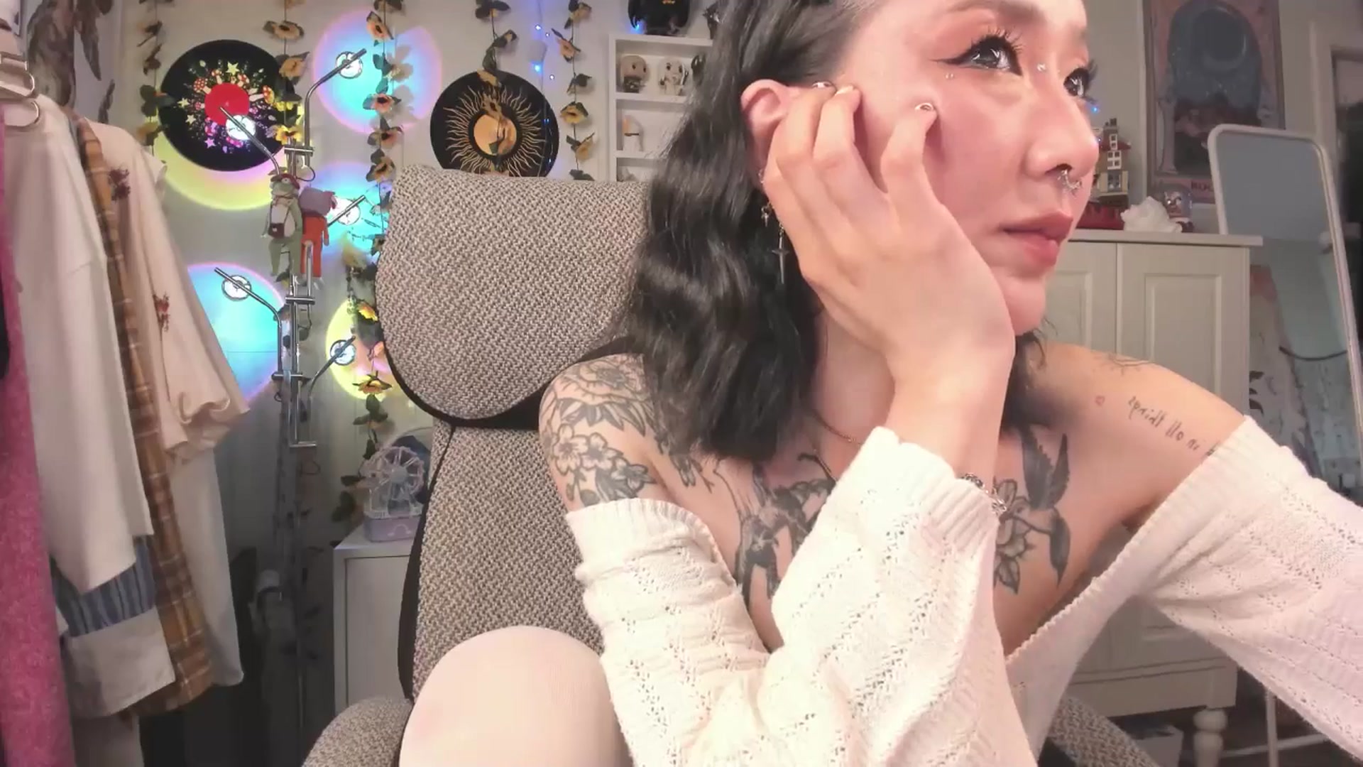 Gallery image thumbnail from KellyAsian's myfreecams stream on, 04/22/2025, 09:16 image 11 of 20