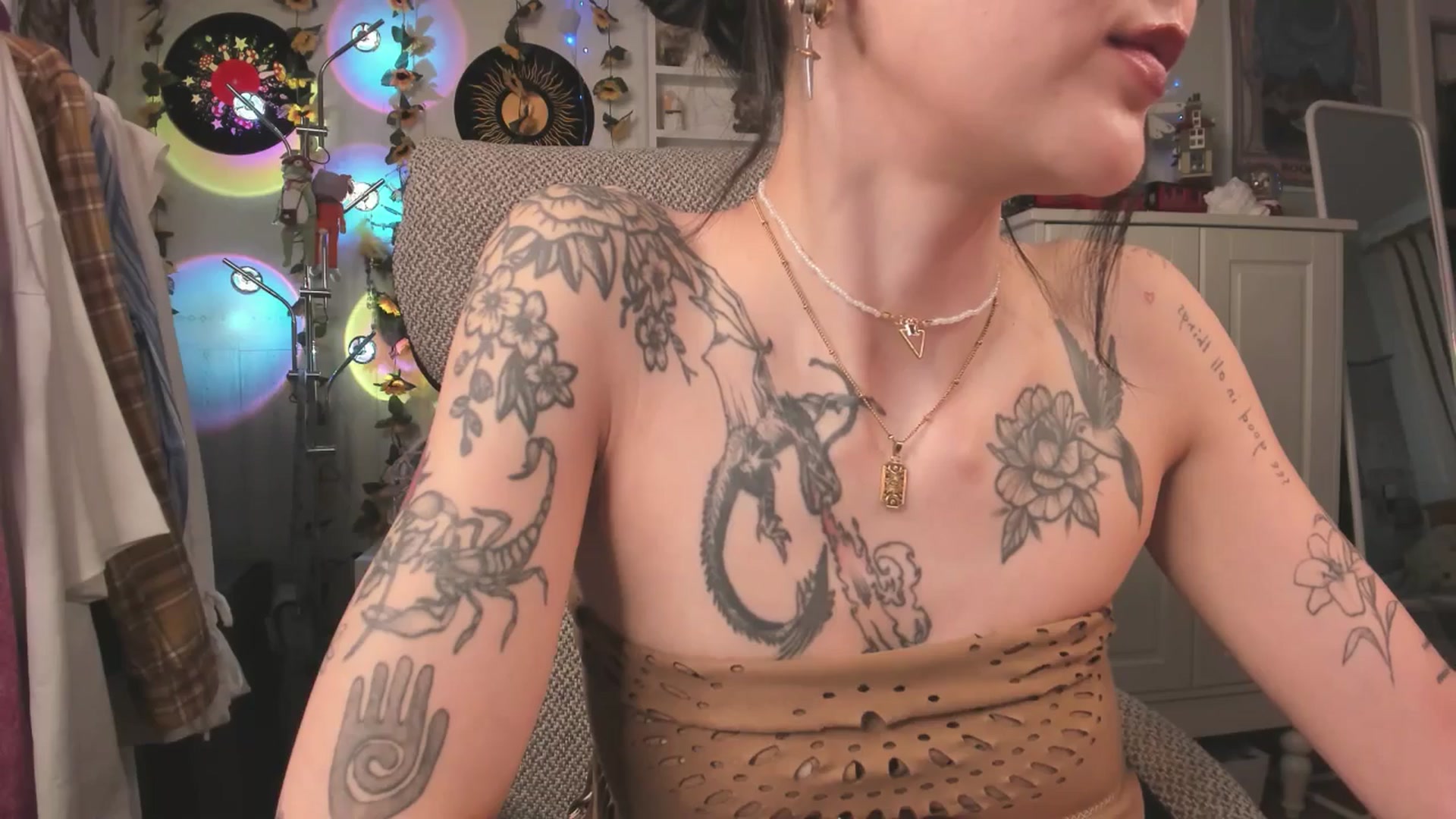 Gallery image thumbnail from KellyAsian's myfreecams stream on, 04/25/2025, 10:13 image 10 of 20