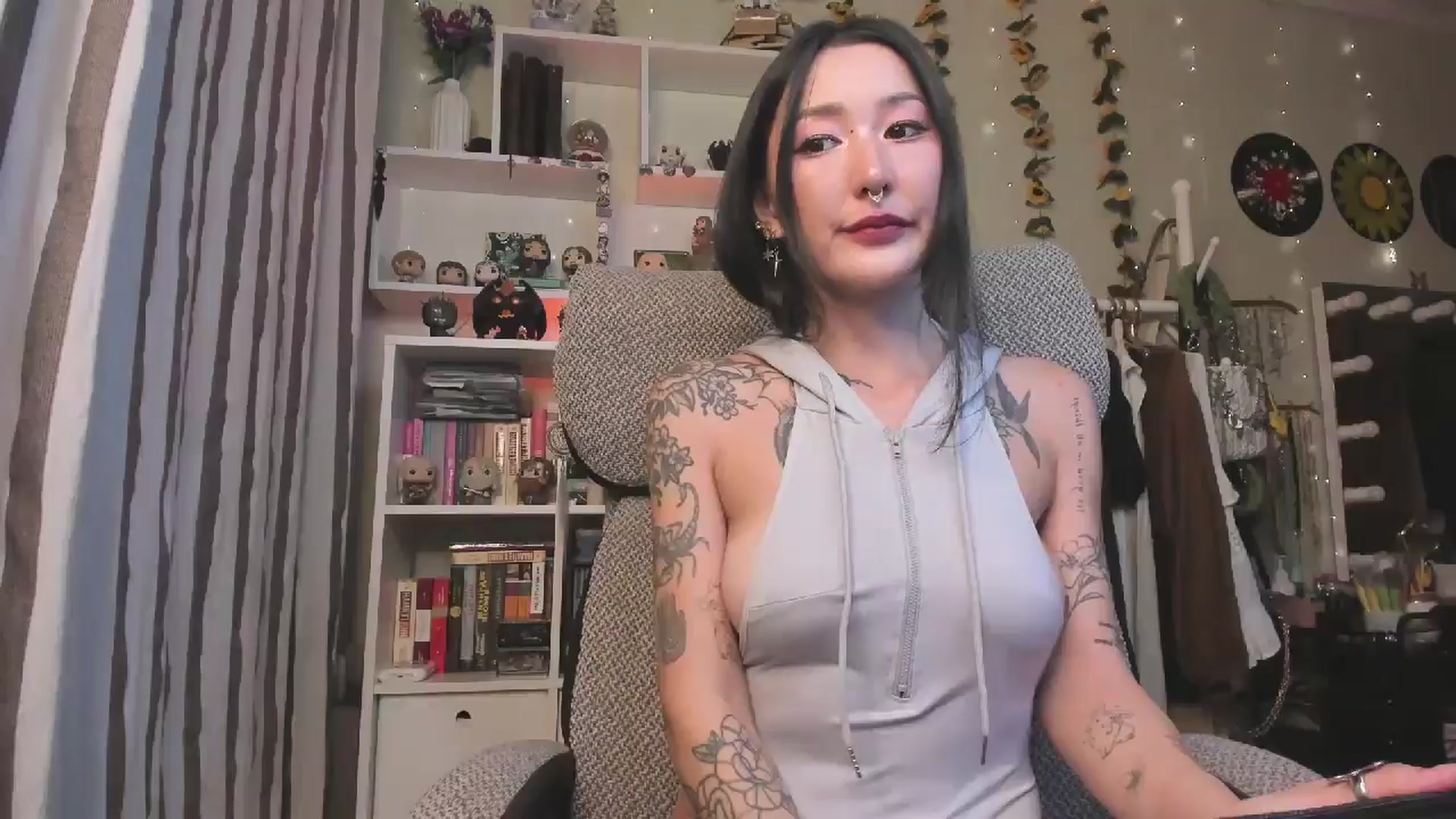 Gallery image thumbnail from KellyAsian's myfreecams stream on, 10/27/2025, 07:44 image 1 of 20