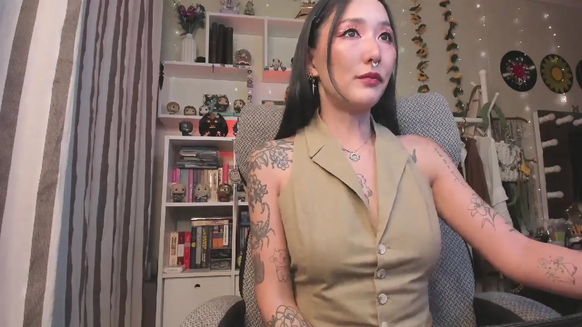 Gallery image thumbnail from KellyAsian's myfreecams stream on, 10/28/2025, 08:33 image 4 of 20
