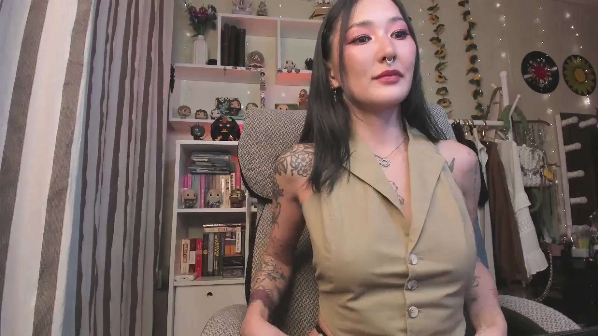 Gallery image thumbnail from KellyAsian's myfreecams stream on, 10/28/2025, 08:33 image 12 of 20