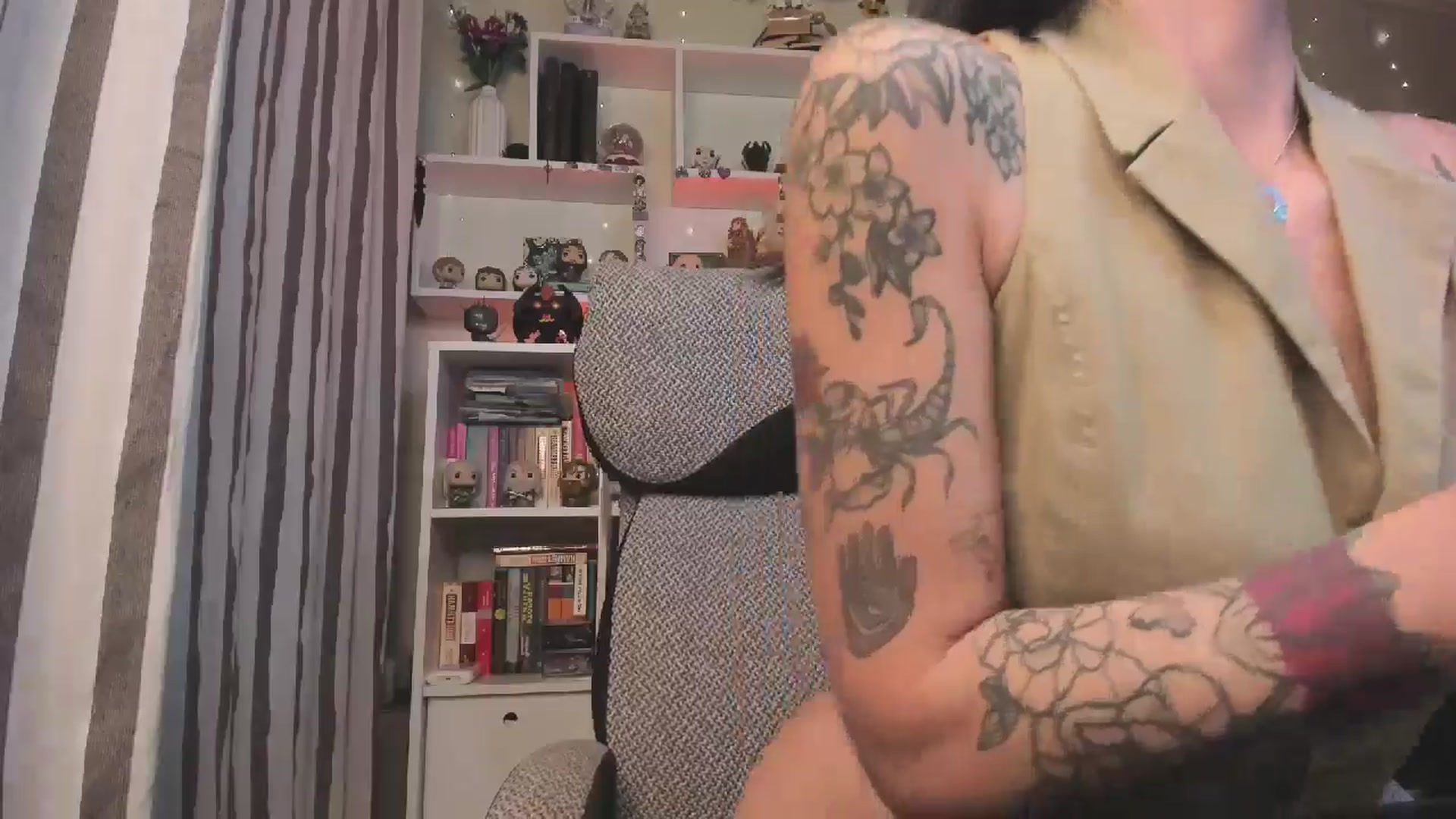 Gallery image thumbnail from KellyAsian's myfreecams stream on, 10/28/2025, 08:33 image 14 of 20