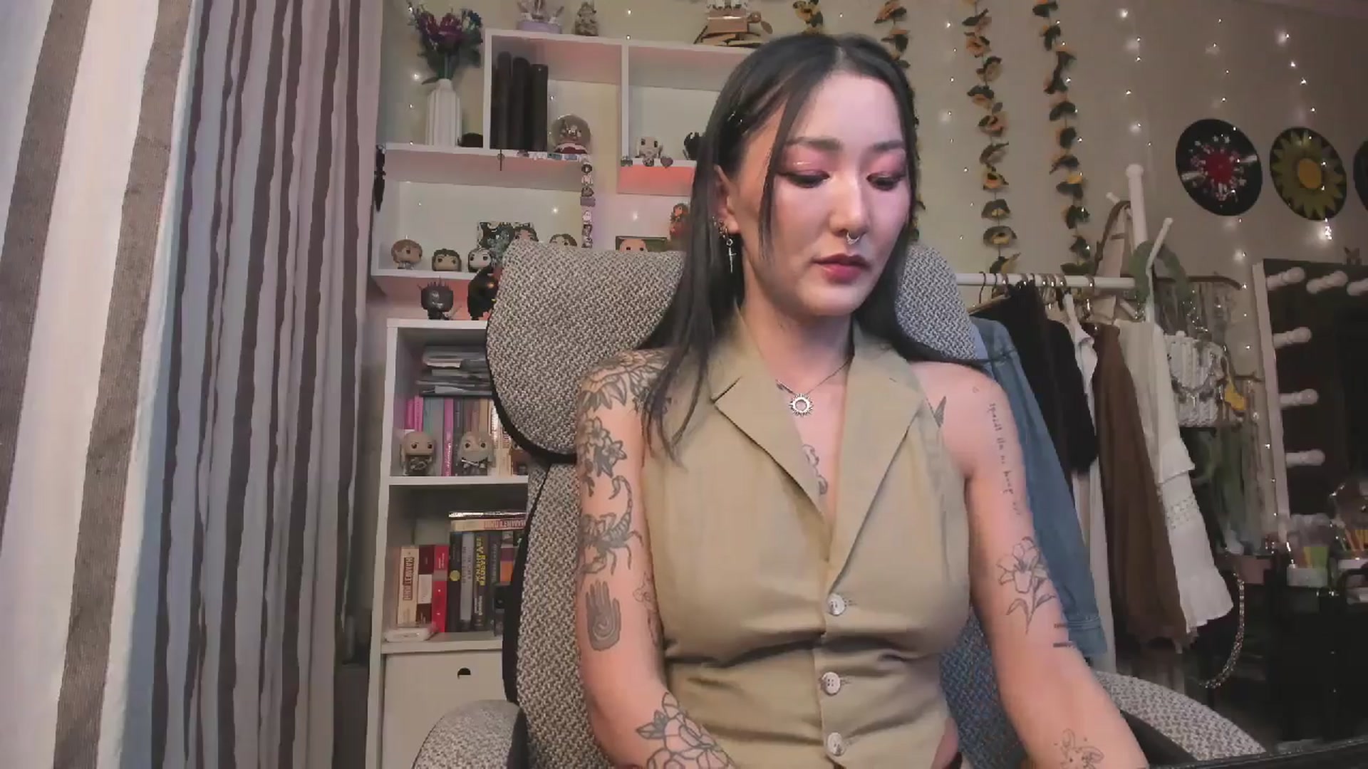 Gallery image thumbnail from KellyAsian's myfreecams stream on, 10/28/2025, 08:33 image 11 of 20