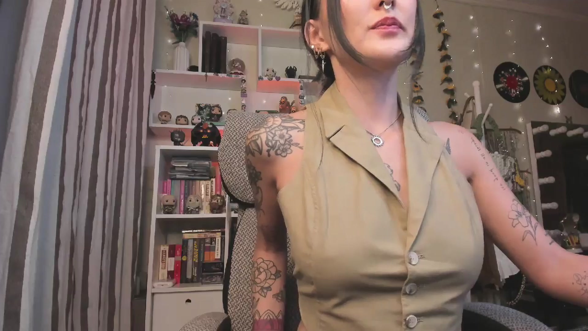 Gallery image thumbnail from KellyAsian's myfreecams stream on, 10/28/2025, 08:57 image 19 of 20
