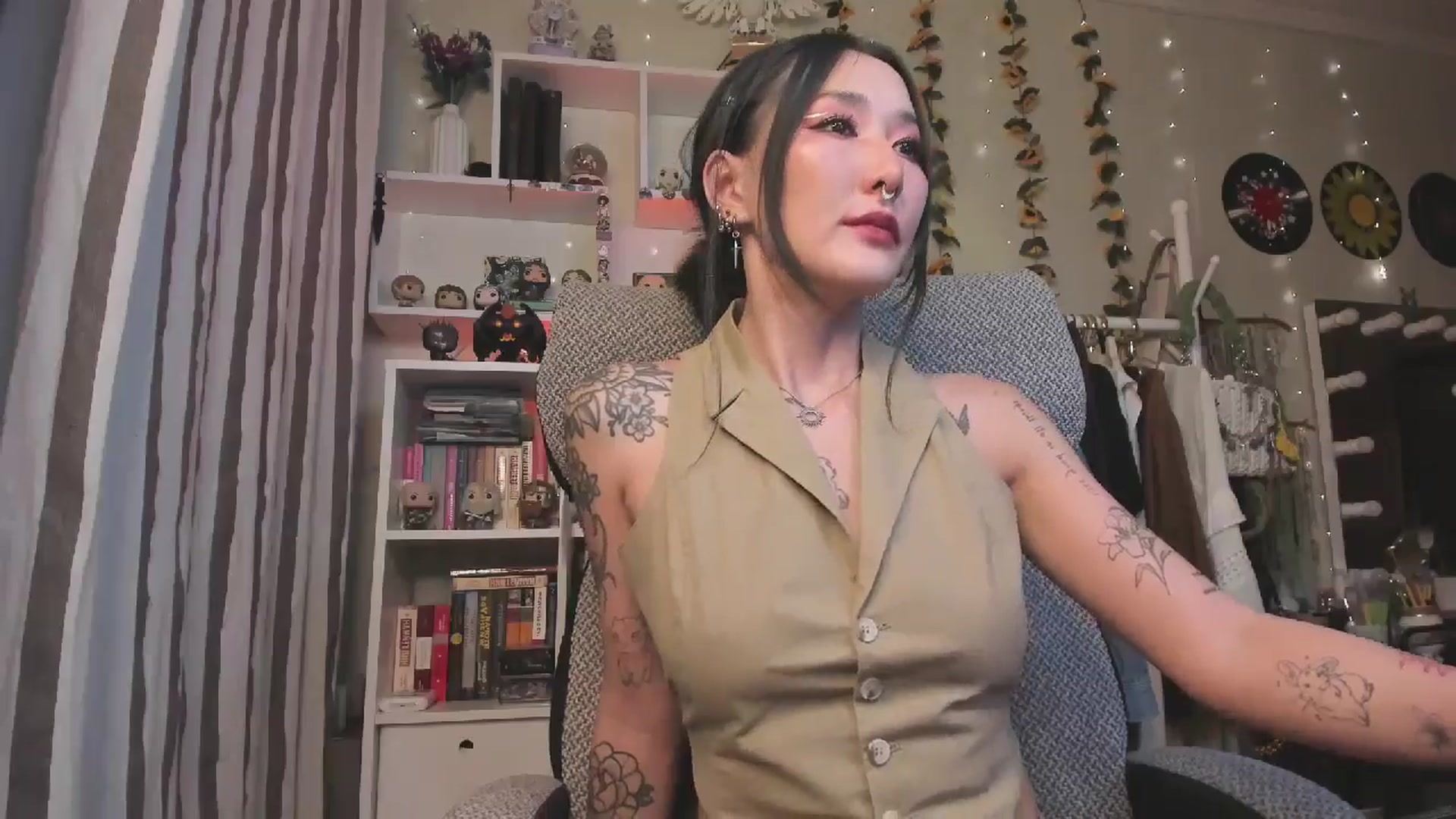 Gallery image thumbnail from KellyAsian's myfreecams stream on, 10/28/2025, 08:57 image 17 of 20