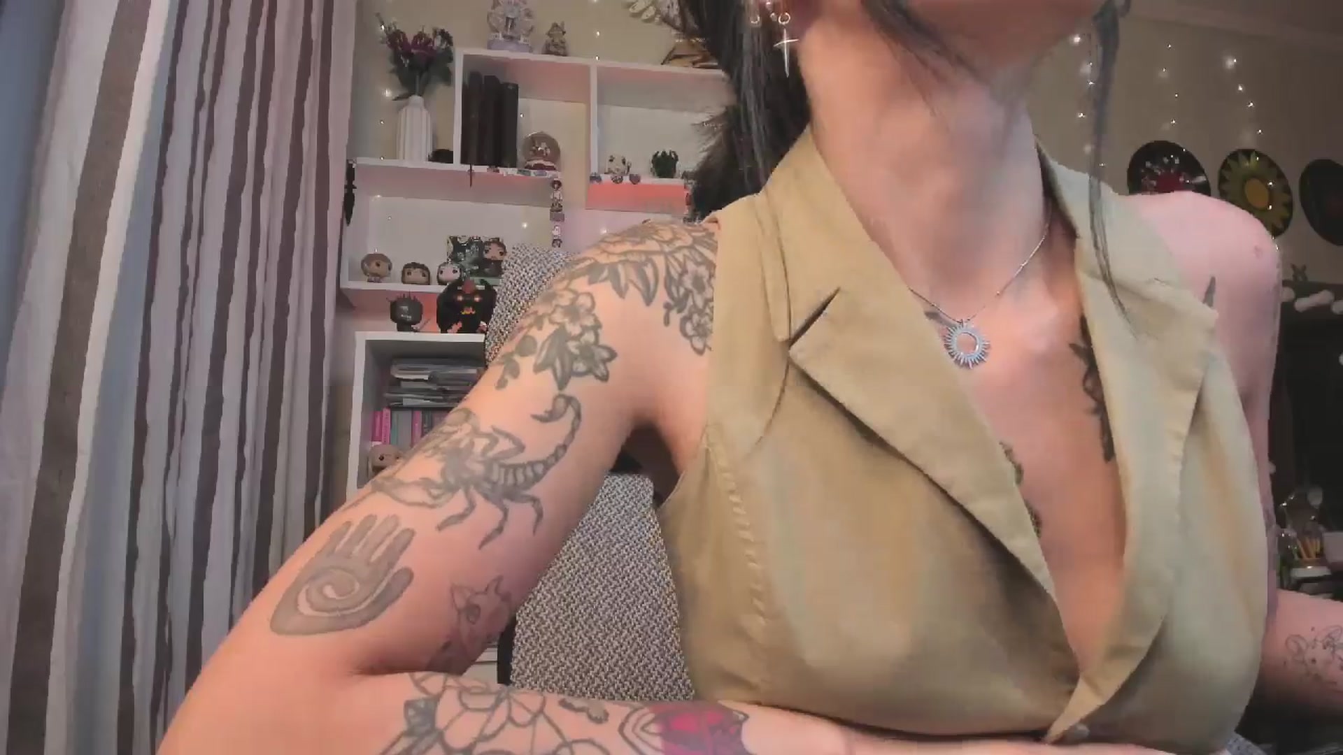 Gallery image thumbnail from KellyAsian's myfreecams stream on, 10/28/2025, 08:57 image 11 of 20