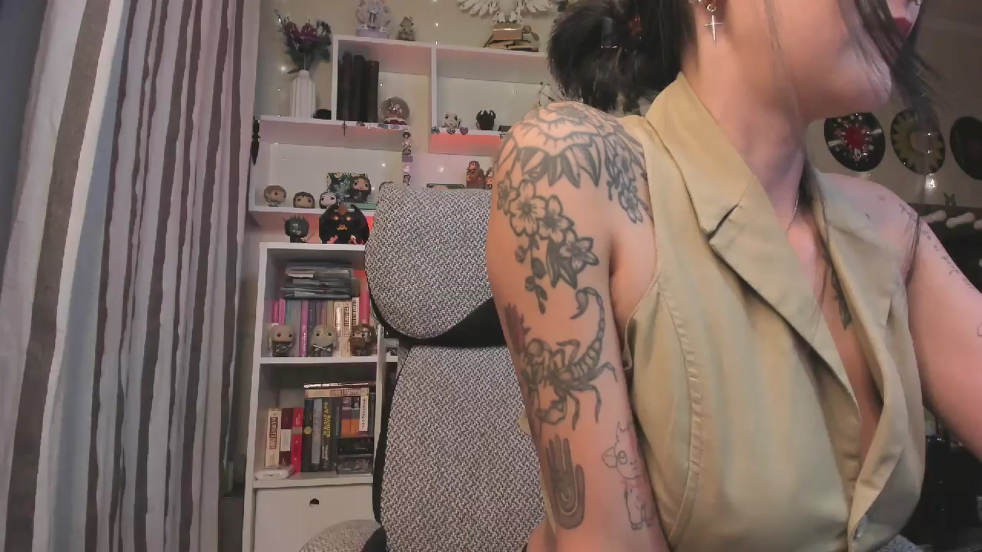 Gallery image thumbnail from KellyAsian's myfreecams stream on, 10/28/2025, 08:57 image 20 of 20