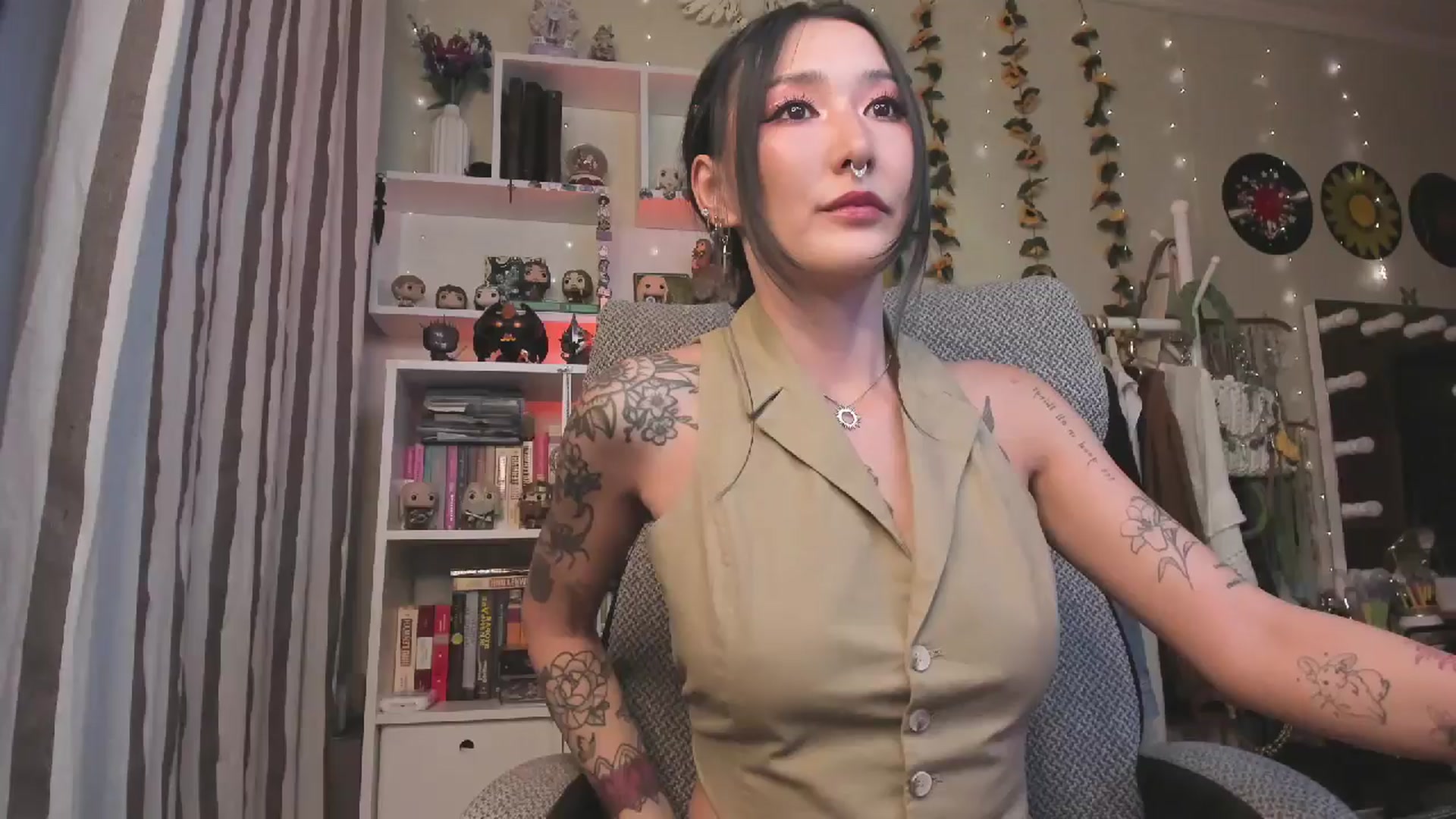 Gallery image thumbnail from KellyAsian's myfreecams stream on, 10/28/2025, 08:57 image 1 of 20