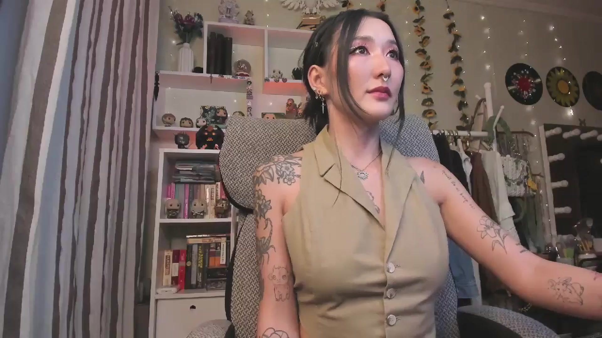 Gallery image thumbnail from KellyAsian's myfreecams stream on, 10/28/2025, 08:57 image 6 of 20