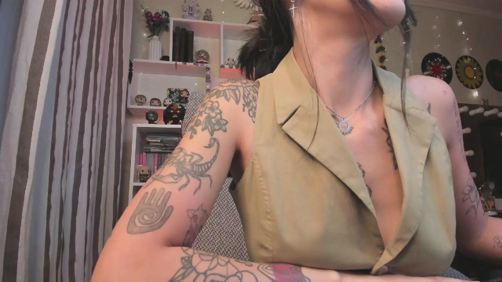 Gallery image thumbnail from KellyAsian's myfreecams stream on, 10/28/2025, 08:57 image 12 of 20