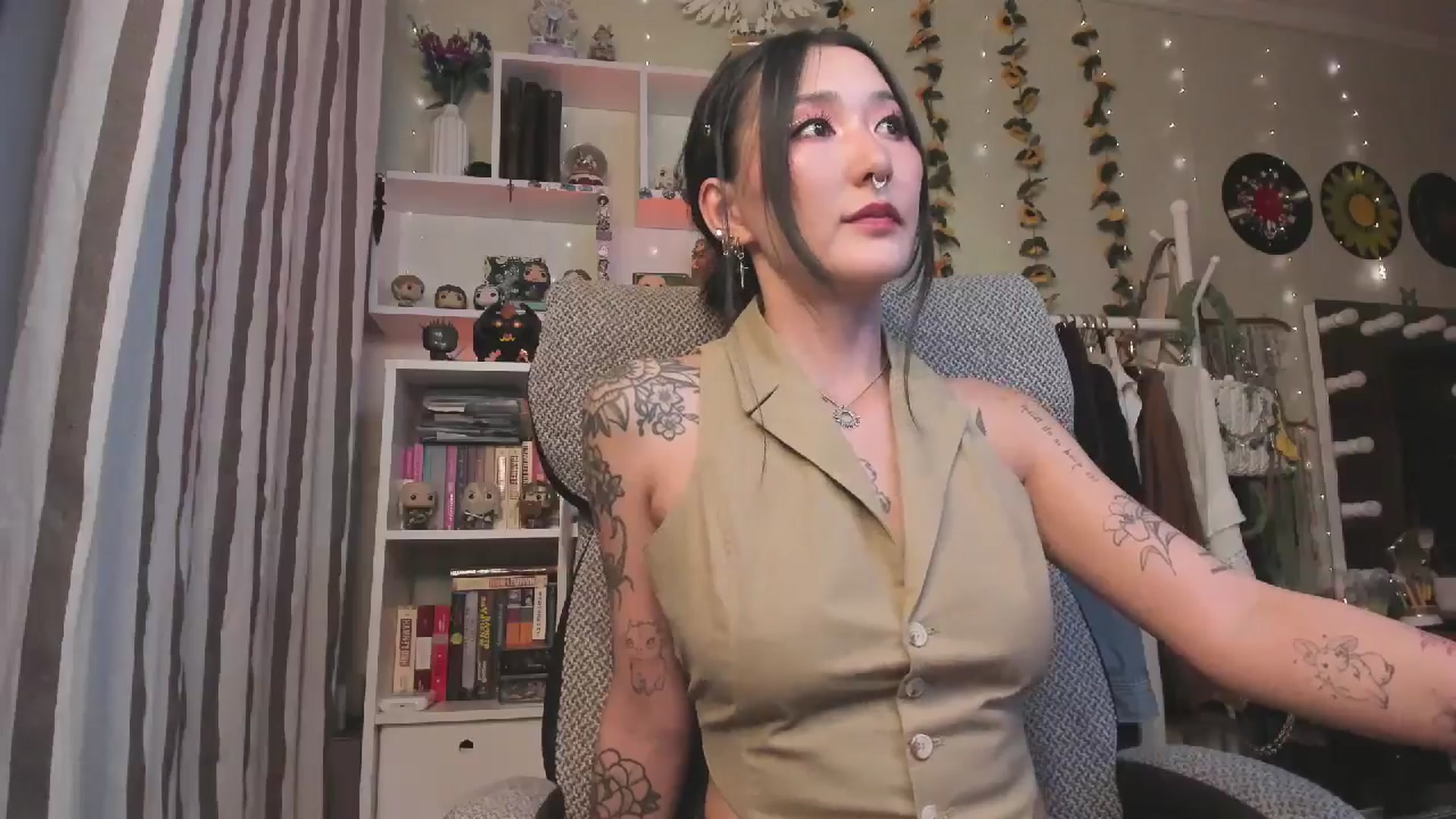 Gallery image thumbnail from KellyAsian's myfreecams stream on, 10/28/2025, 08:57 image 16 of 20