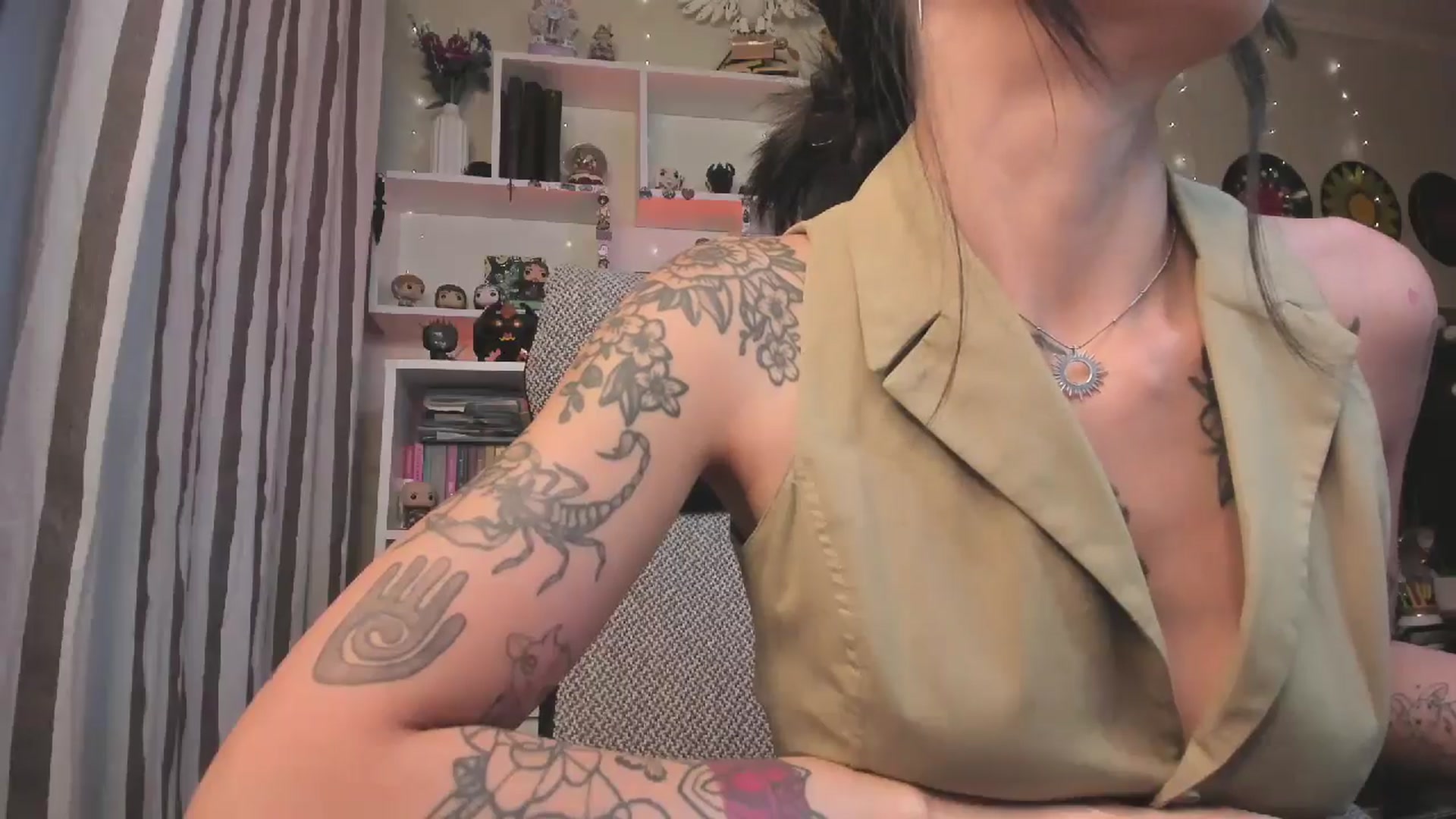 Gallery image thumbnail from KellyAsian's myfreecams stream on, 10/28/2025, 08:57 image 10 of 20
