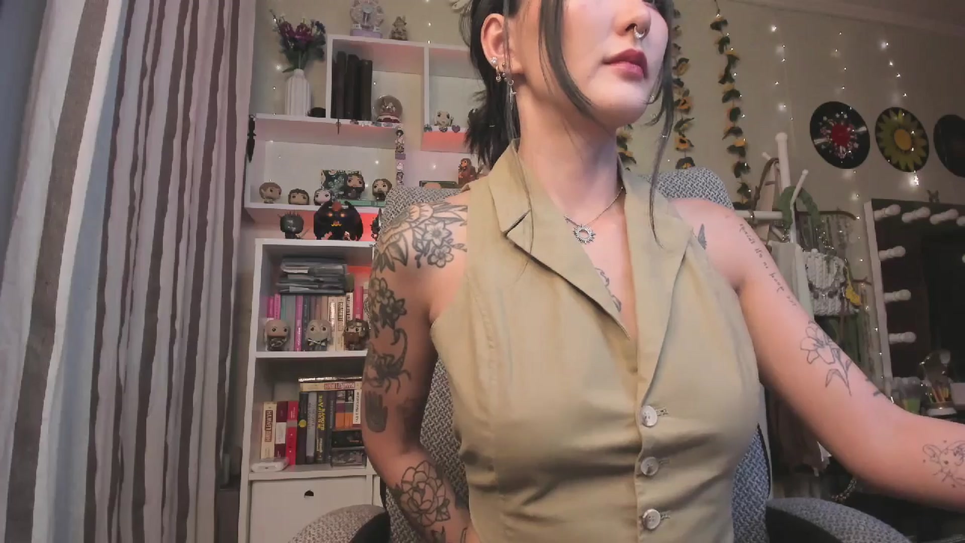 Gallery image thumbnail from KellyAsian's myfreecams stream on, 10/28/2025, 08:57 image 15 of 20