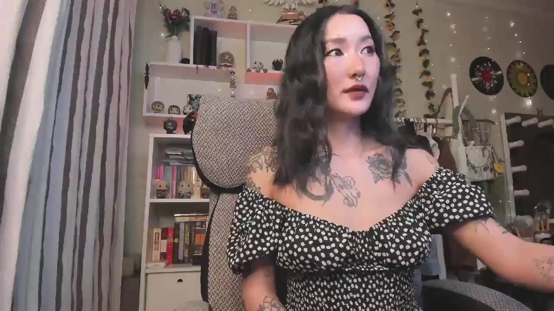 Gallery image thumbnail from KellyAsian's myfreecams stream on, 10/30/2025, 09:17 image 6 of 20
