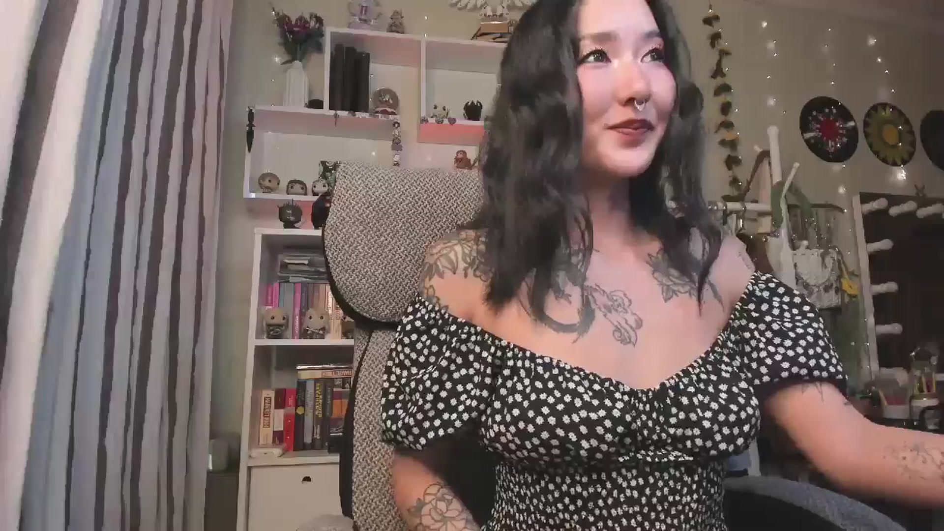 Gallery image thumbnail from KellyAsian's myfreecams stream on, 10/30/2025, 09:17 image 5 of 20