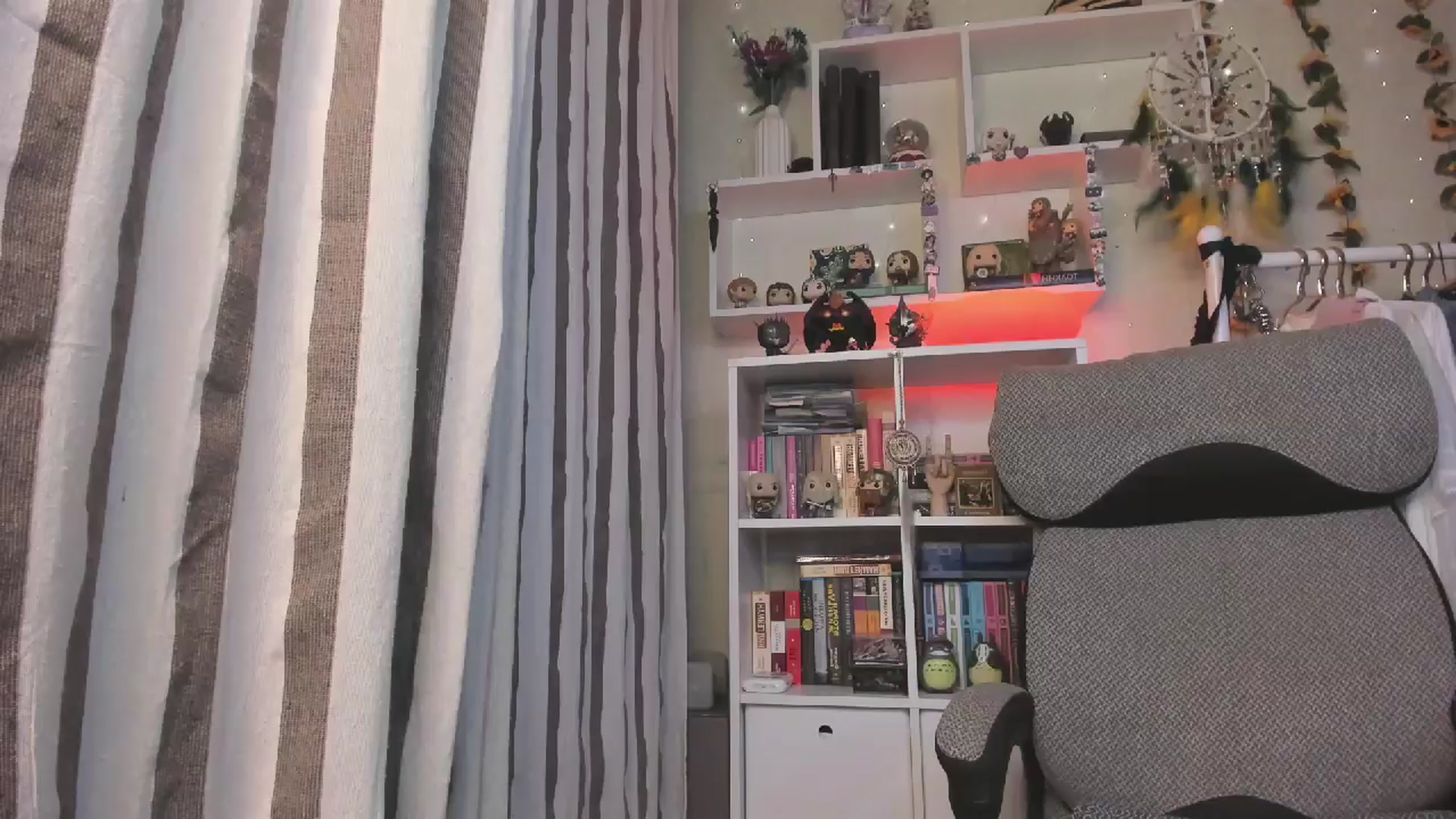 Gallery image thumbnail from KellyAsian's myfreecams stream on, 10/30/2025, 09:17 image 9 of 20