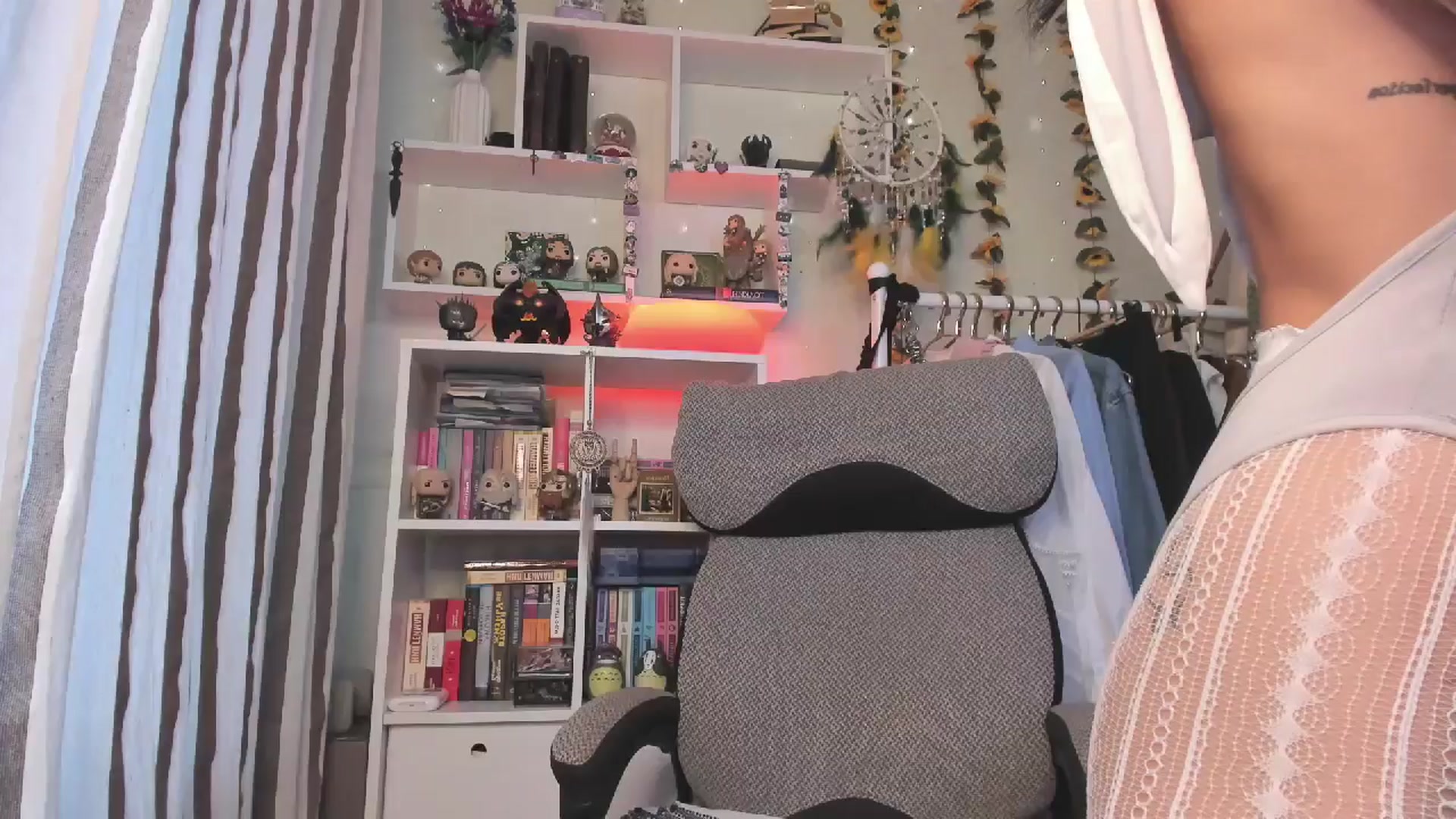 Gallery image thumbnail from KellyAsian's myfreecams stream on, 10/31/2025, 09:43 image 1 of 20