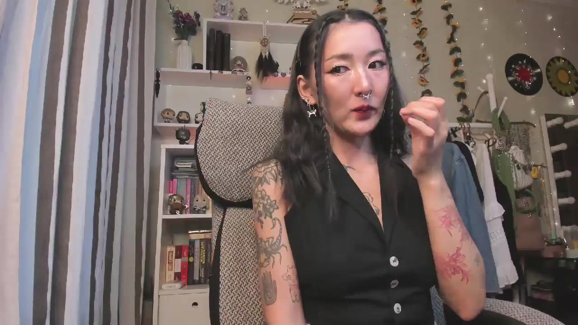 Gallery image thumbnail from KellyAsian's myfreecams stream on, 11/05/2025, 08:27 image 9 of 20