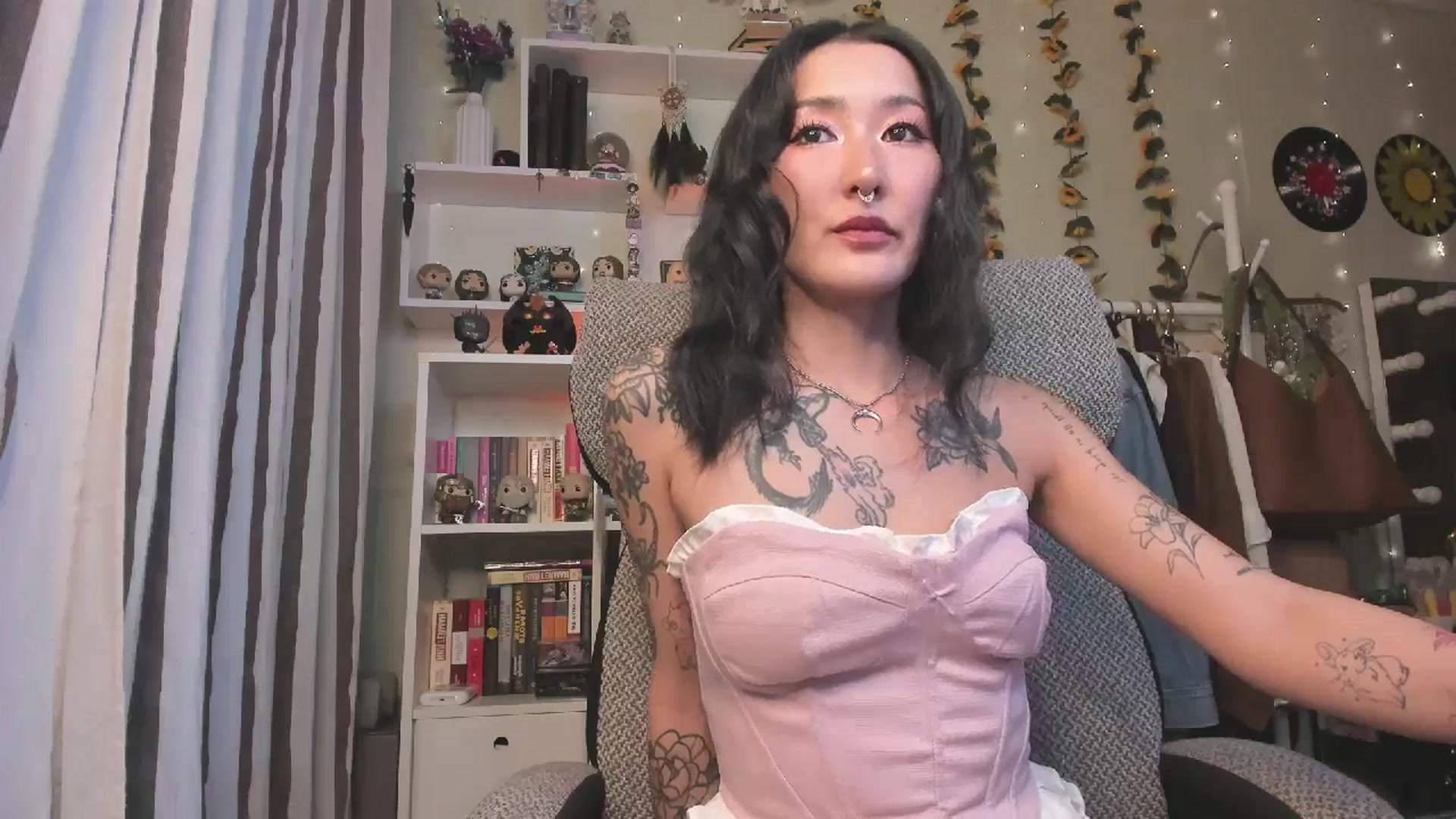 Gallery image thumbnail from KellyAsian's myfreecams stream on, 11/10/2025, 09:16 image 10 of 20