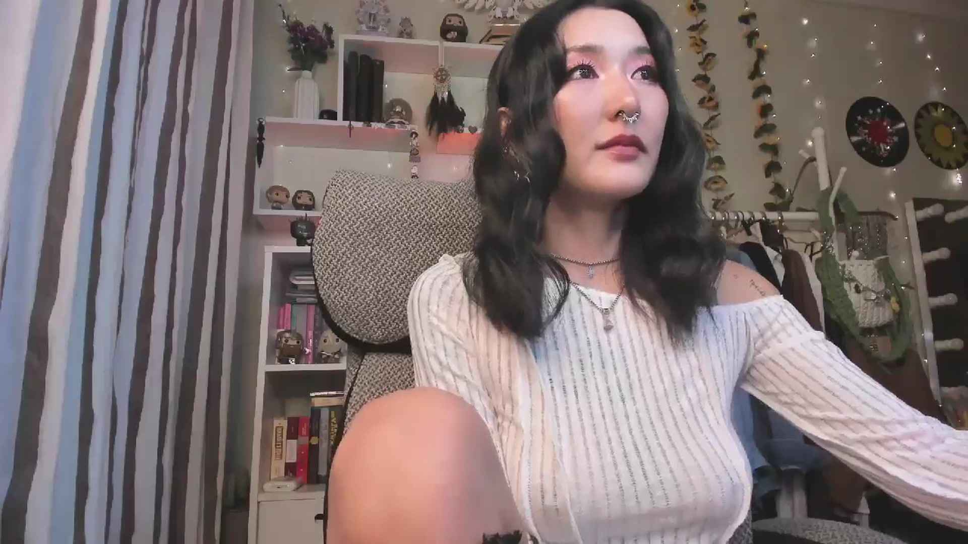 Gallery image thumbnail from KellyAsian's myfreecams stream on, 11/13/2025, 08:42 image 9 of 20