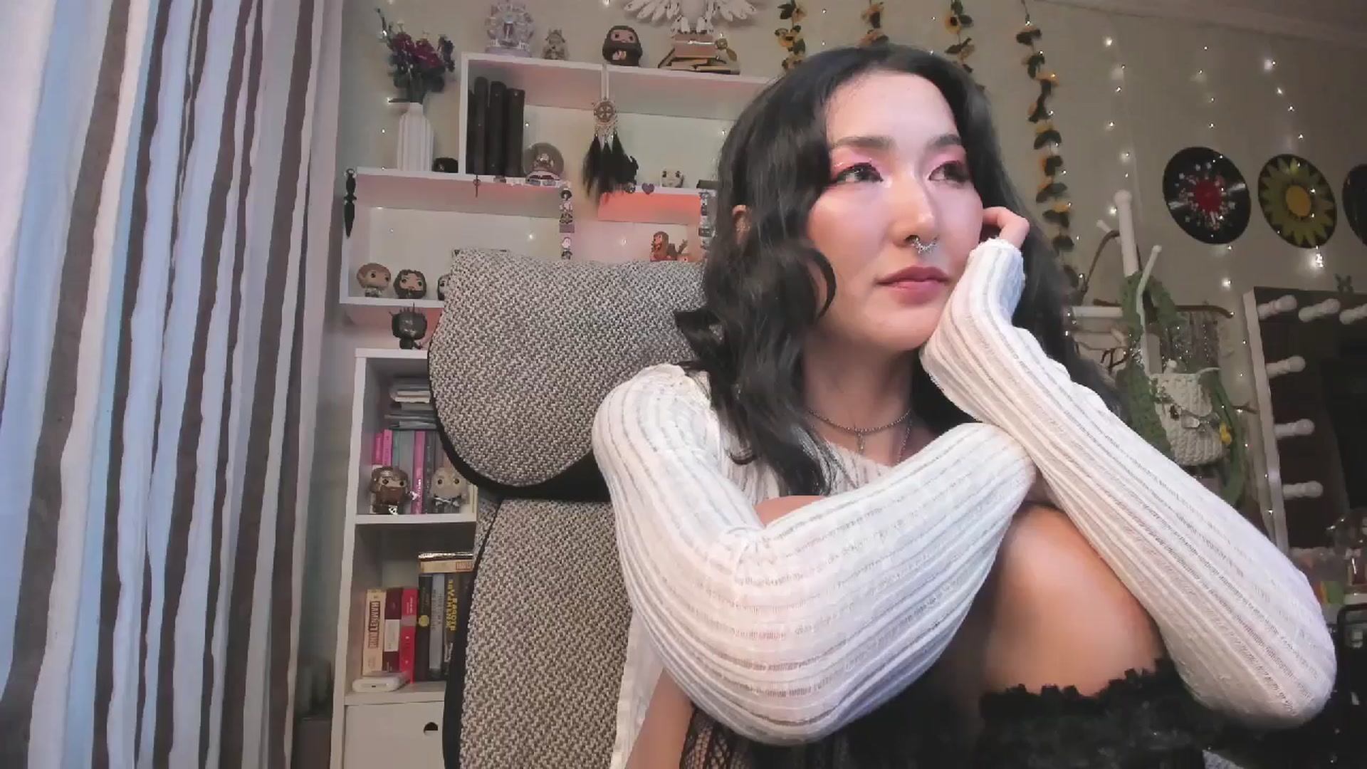 Gallery image thumbnail from KellyAsian's myfreecams stream on, 11/13/2025, 08:57 image 12 of 20