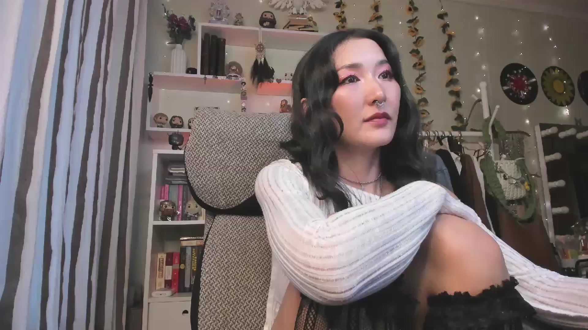 Gallery image thumbnail from KellyAsian's myfreecams stream on, 11/13/2025, 08:57 image 13 of 20
