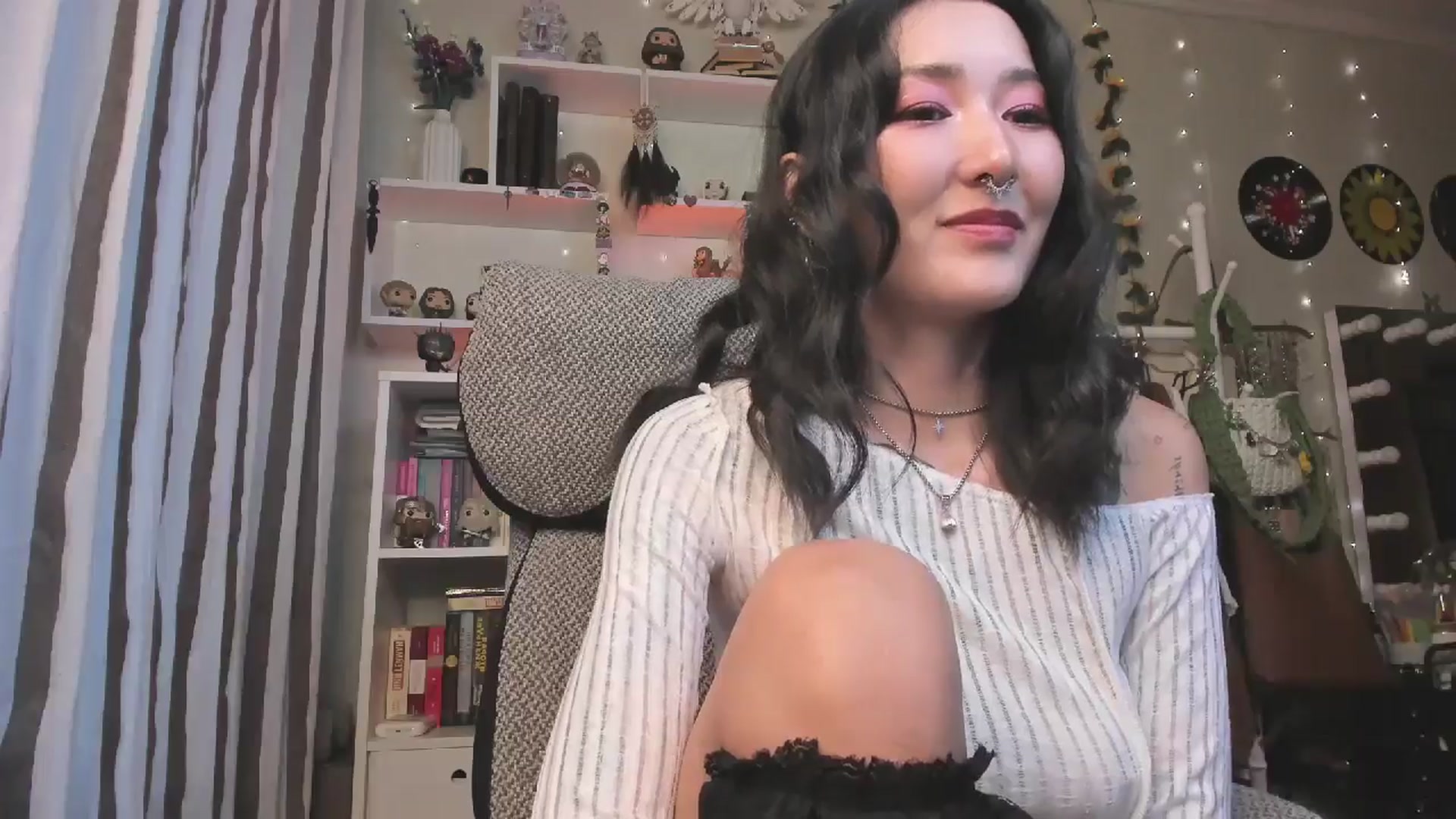 Gallery image thumbnail from KellyAsian's myfreecams stream on, 11/13/2025, 08:57 image 2 of 20