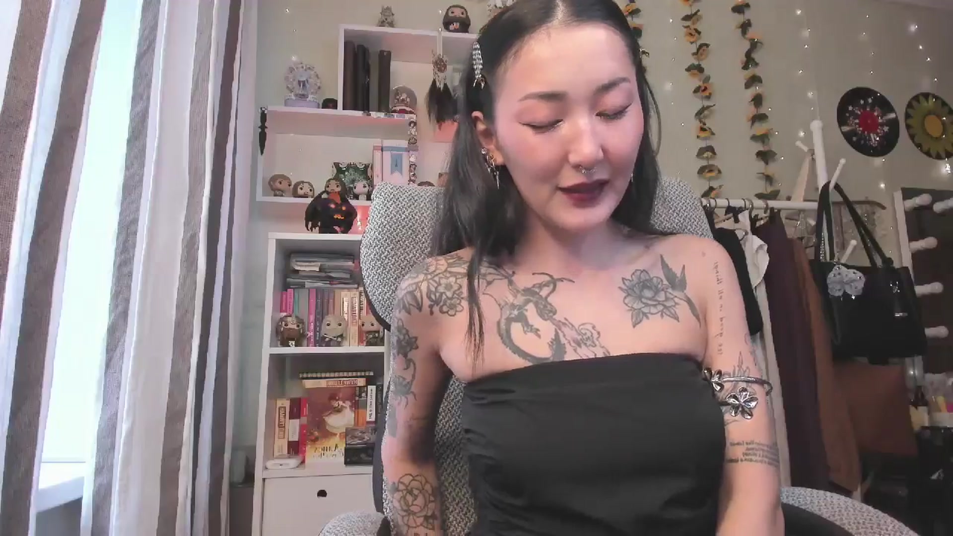 Gallery image thumbnail from KellyAsian's myfreecams stream on, 11/21/2025, 09:56 image 16 of 20