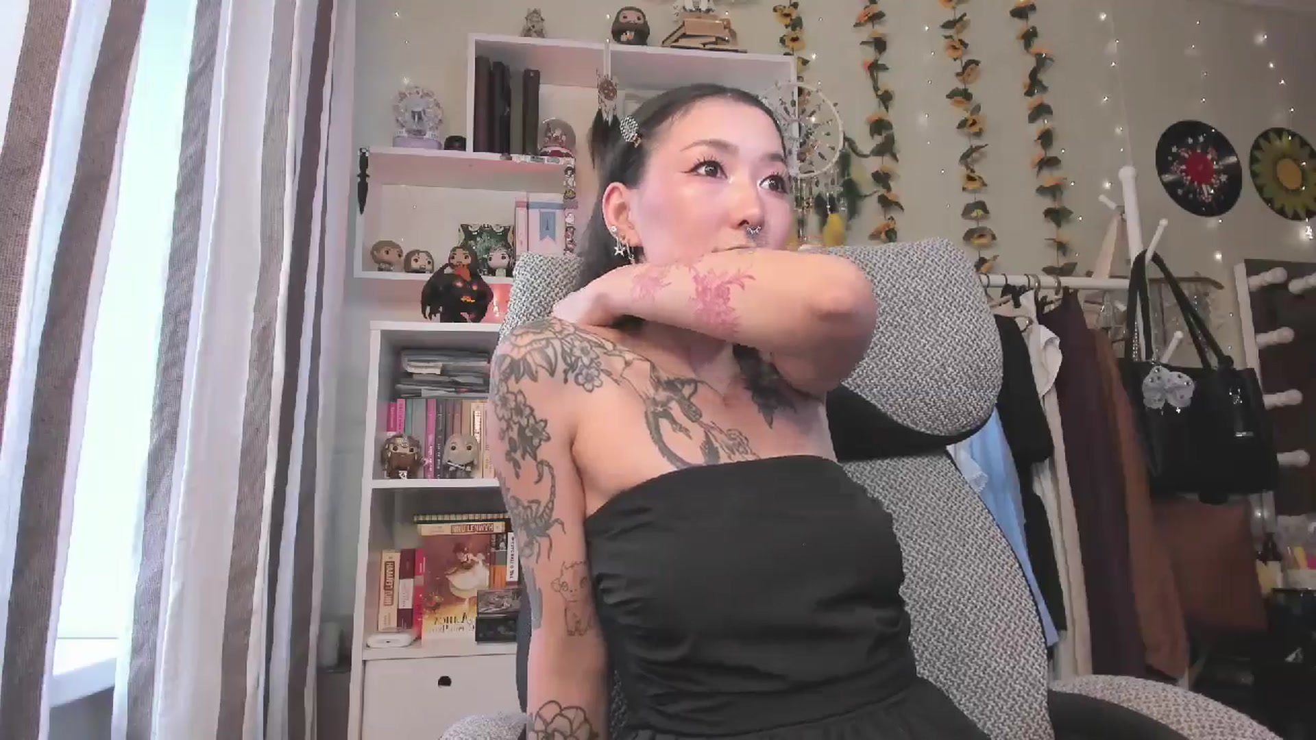 Gallery image thumbnail from KellyAsian's myfreecams stream on, 11/21/2025, 09:56 image 15 of 20