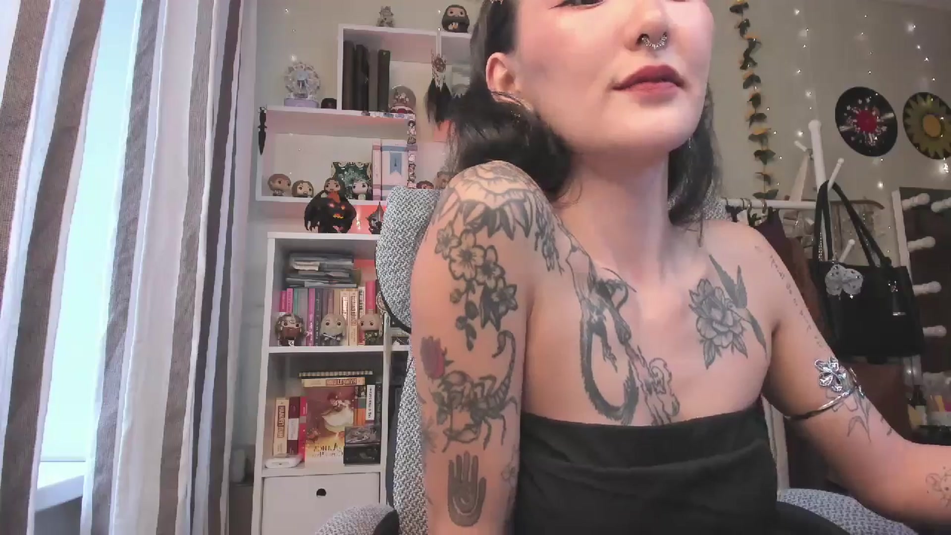 Gallery image thumbnail from KellyAsian's myfreecams stream on, 11/21/2025, 09:56 image 18 of 20