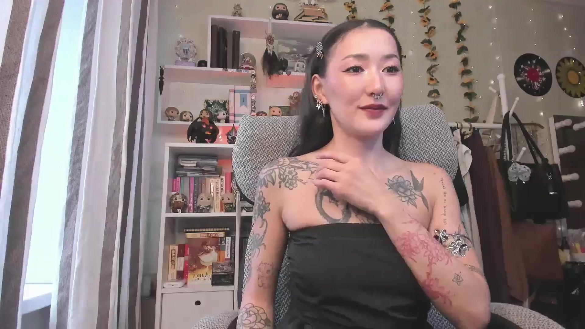Gallery image thumbnail from KellyAsian's myfreecams stream on, 11/21/2025, 09:56 image 11 of 20