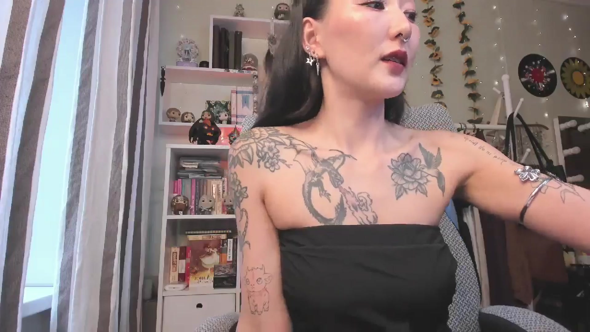 Gallery image thumbnail from KellyAsian's myfreecams stream on, 11/21/2025, 09:56 image 12 of 20