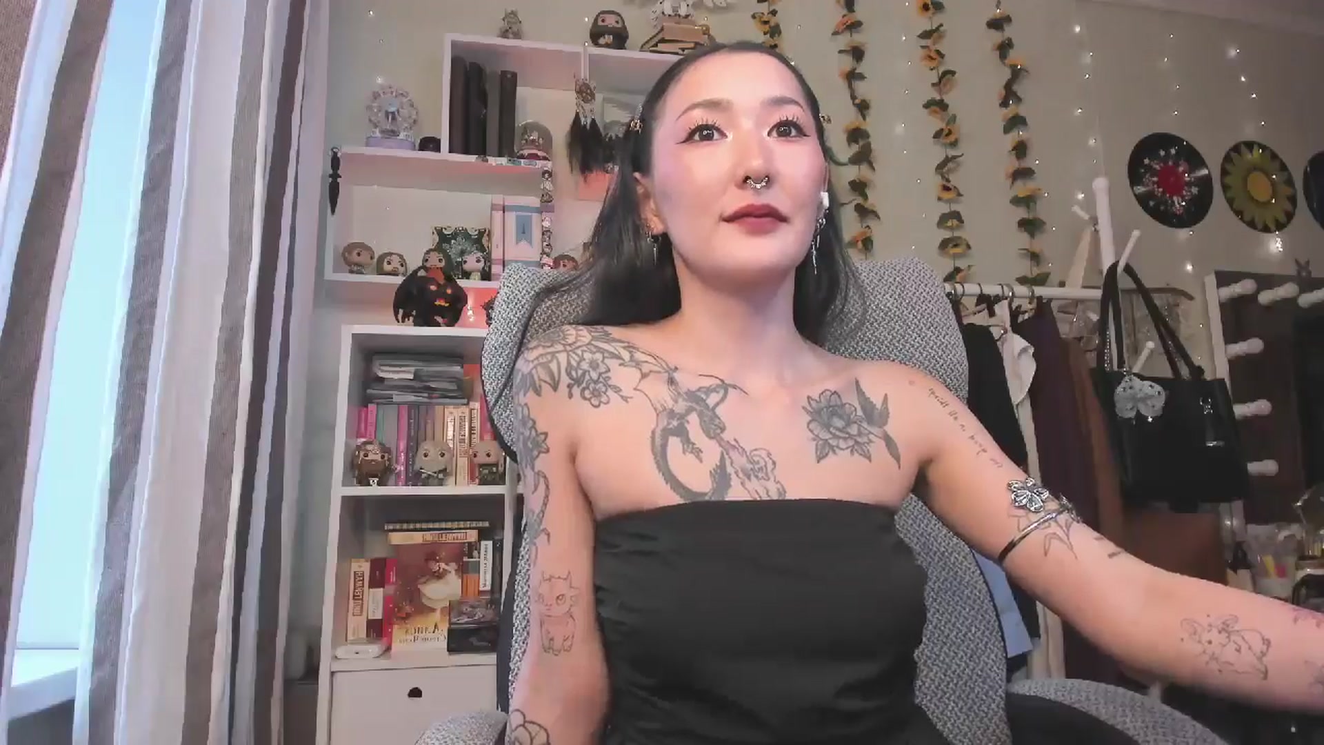 Gallery image thumbnail from KellyAsian's myfreecams stream on, 11/21/2025, 09:56 image 4 of 20
