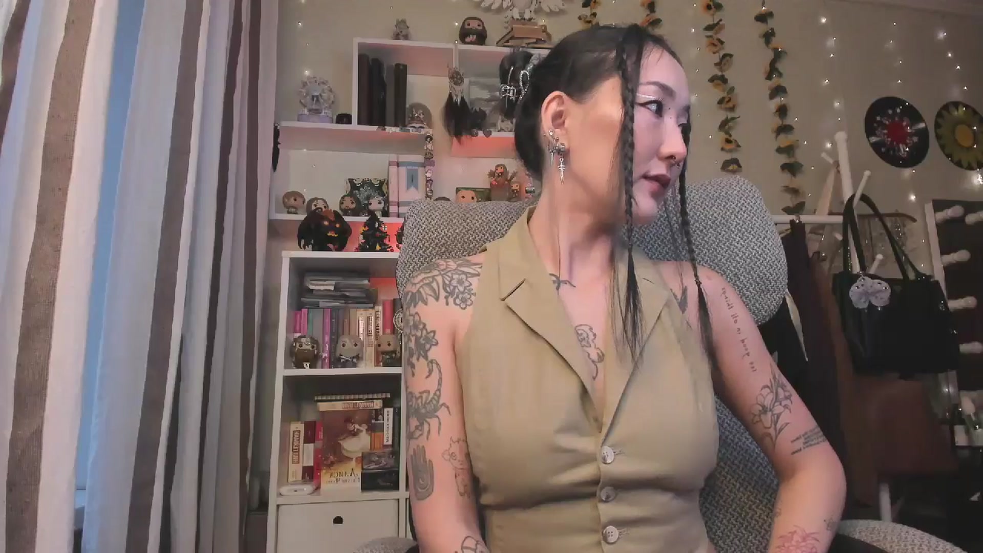 Gallery image thumbnail from KellyAsian's myfreecams stream on, 11/27/2025, 08:37 image 3 of 20