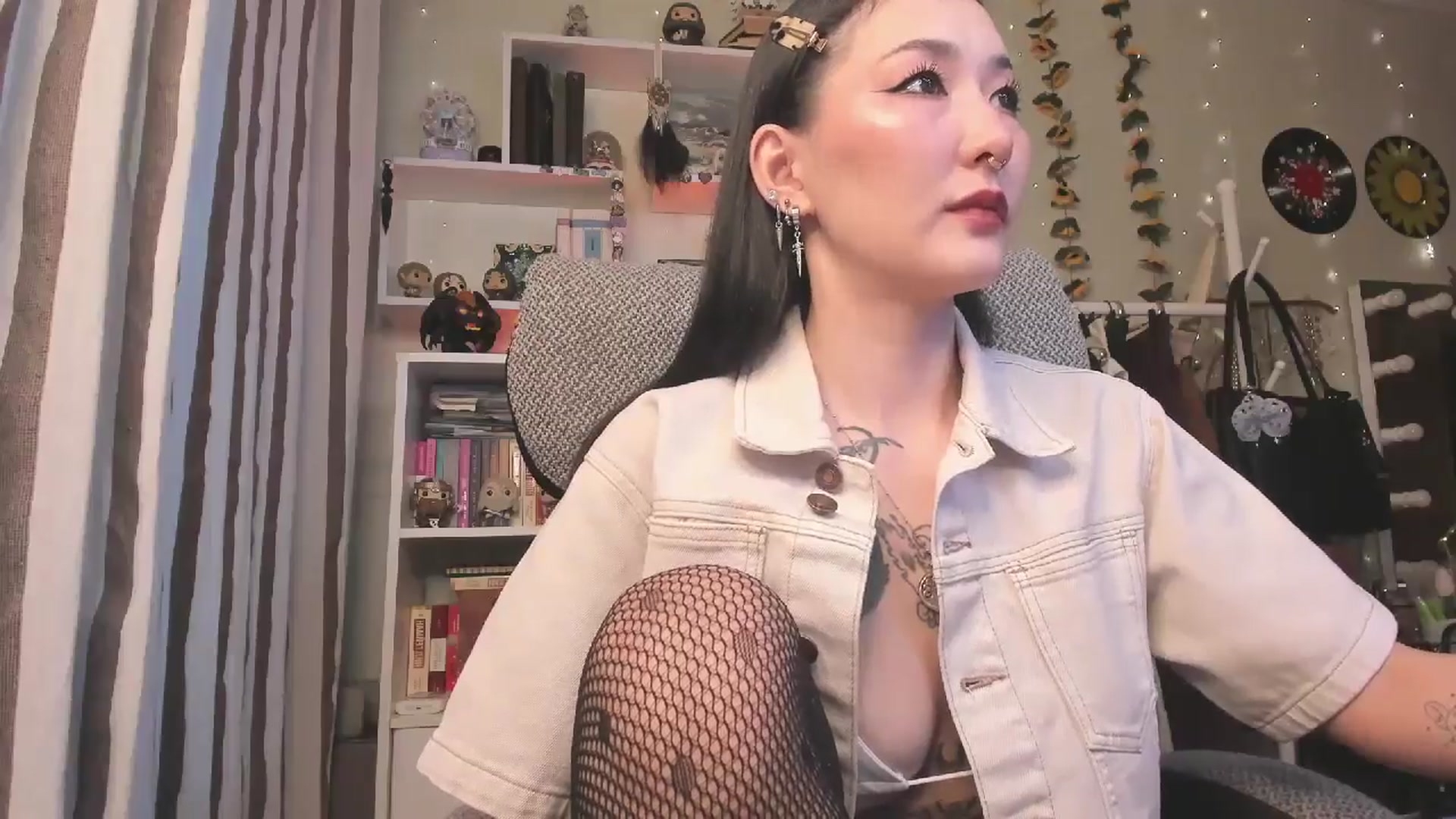 Gallery image thumbnail from KellyAsian's myfreecams stream on, 11/30/2025, 07:59 image 10 of 20