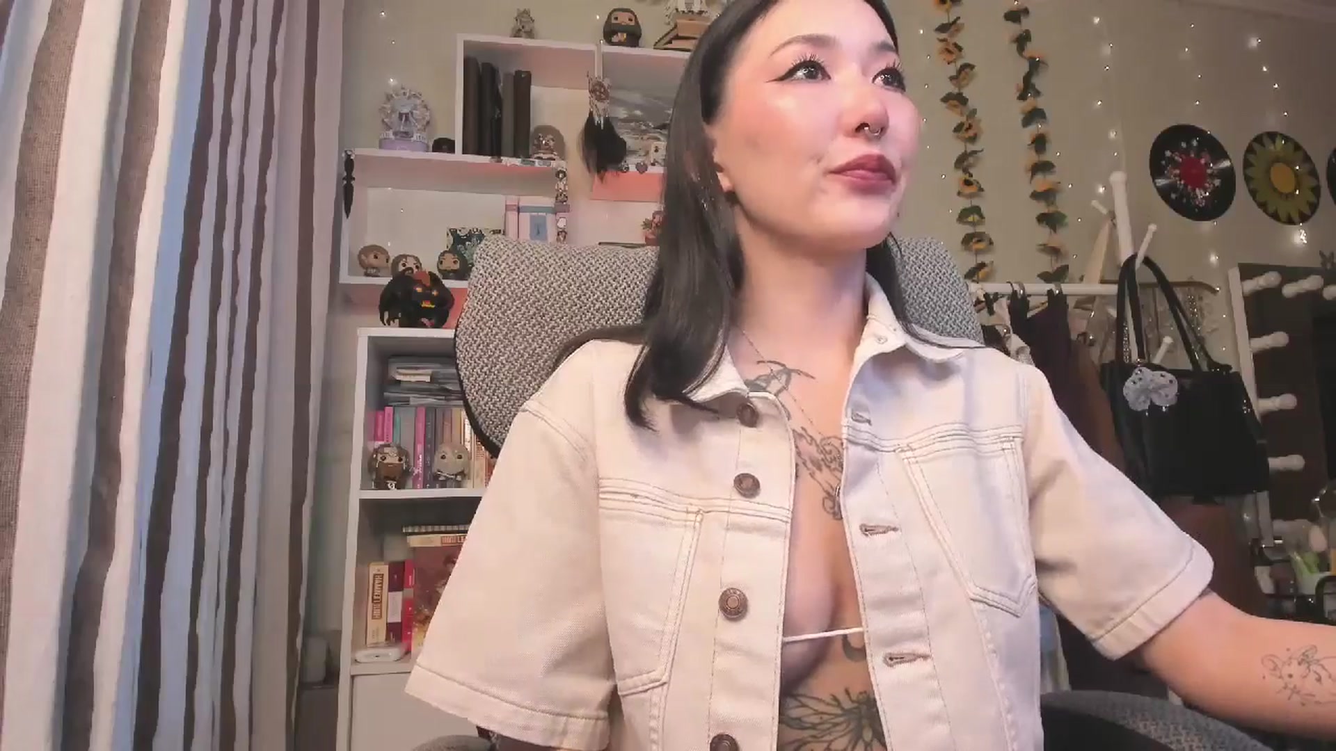 Gallery image thumbnail from KellyAsian's myfreecams stream on, 11/30/2025, 07:59 image 19 of 20