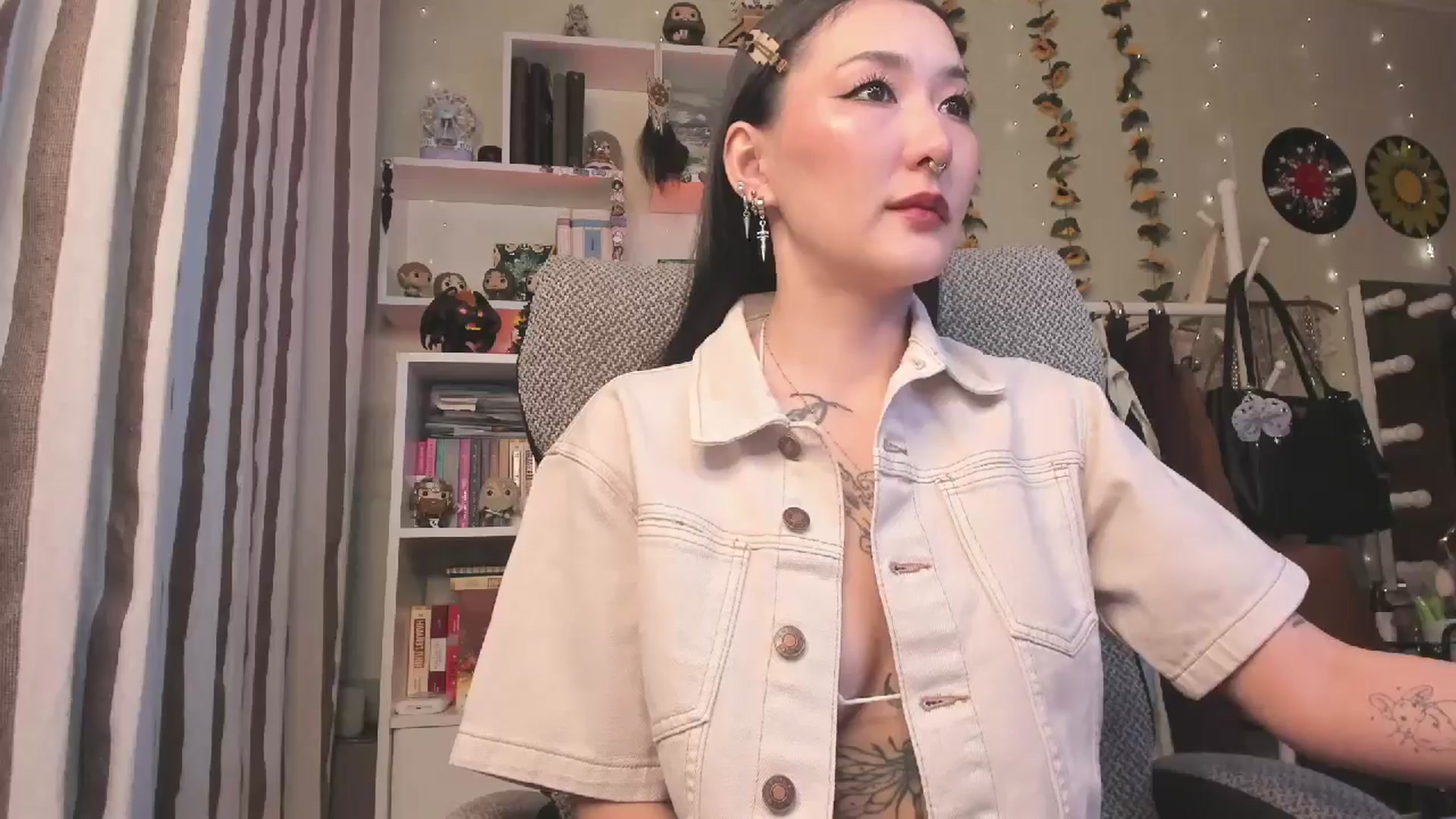 Gallery image thumbnail from KellyAsian's myfreecams stream on, 11/30/2025, 07:59 image 6 of 20