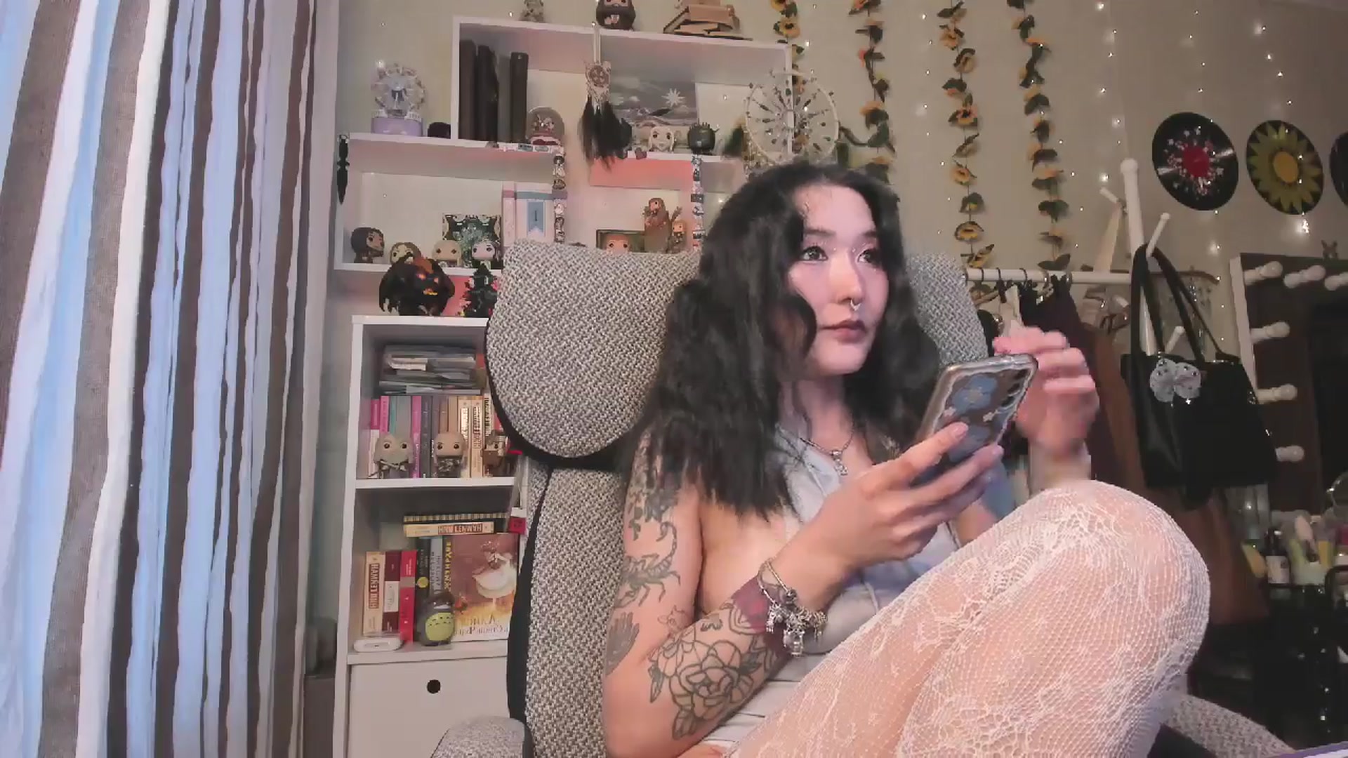 Gallery image thumbnail from KellyAsian's myfreecams stream on, 12/02/2025, 08:16 image 17 of 20