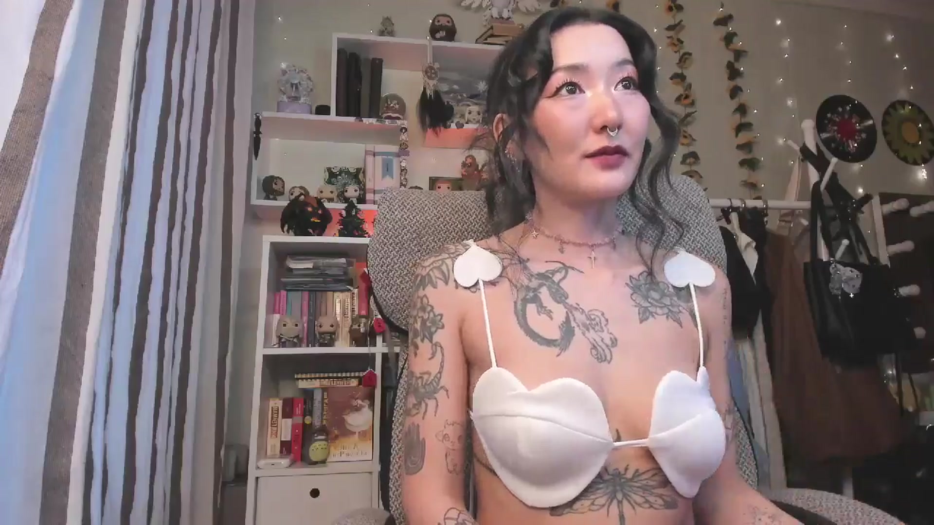 Gallery image thumbnail from KellyAsian's myfreecams stream on, 12/15/2025, 08:26 image 3 of 20