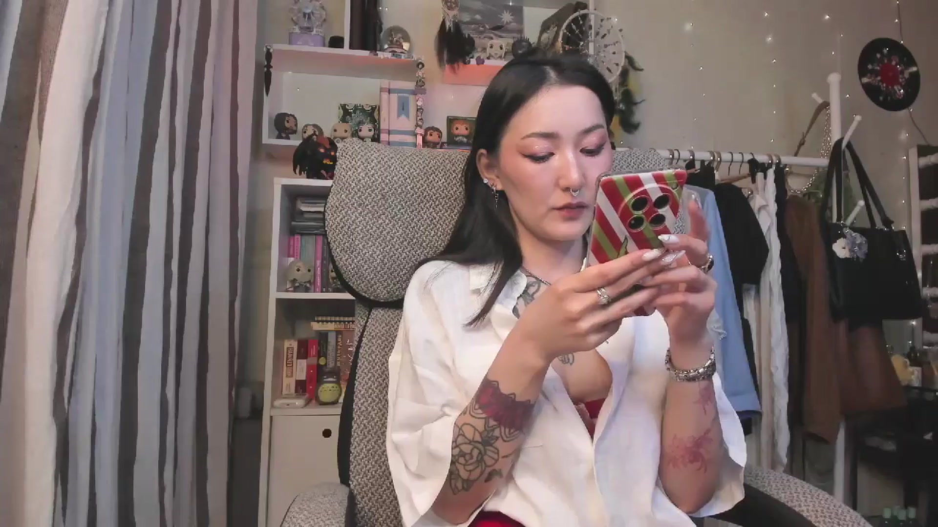 Gallery image thumbnail from KellyAsian's myfreecams stream on, 12/25/2025, 07:51 image 6 of 20