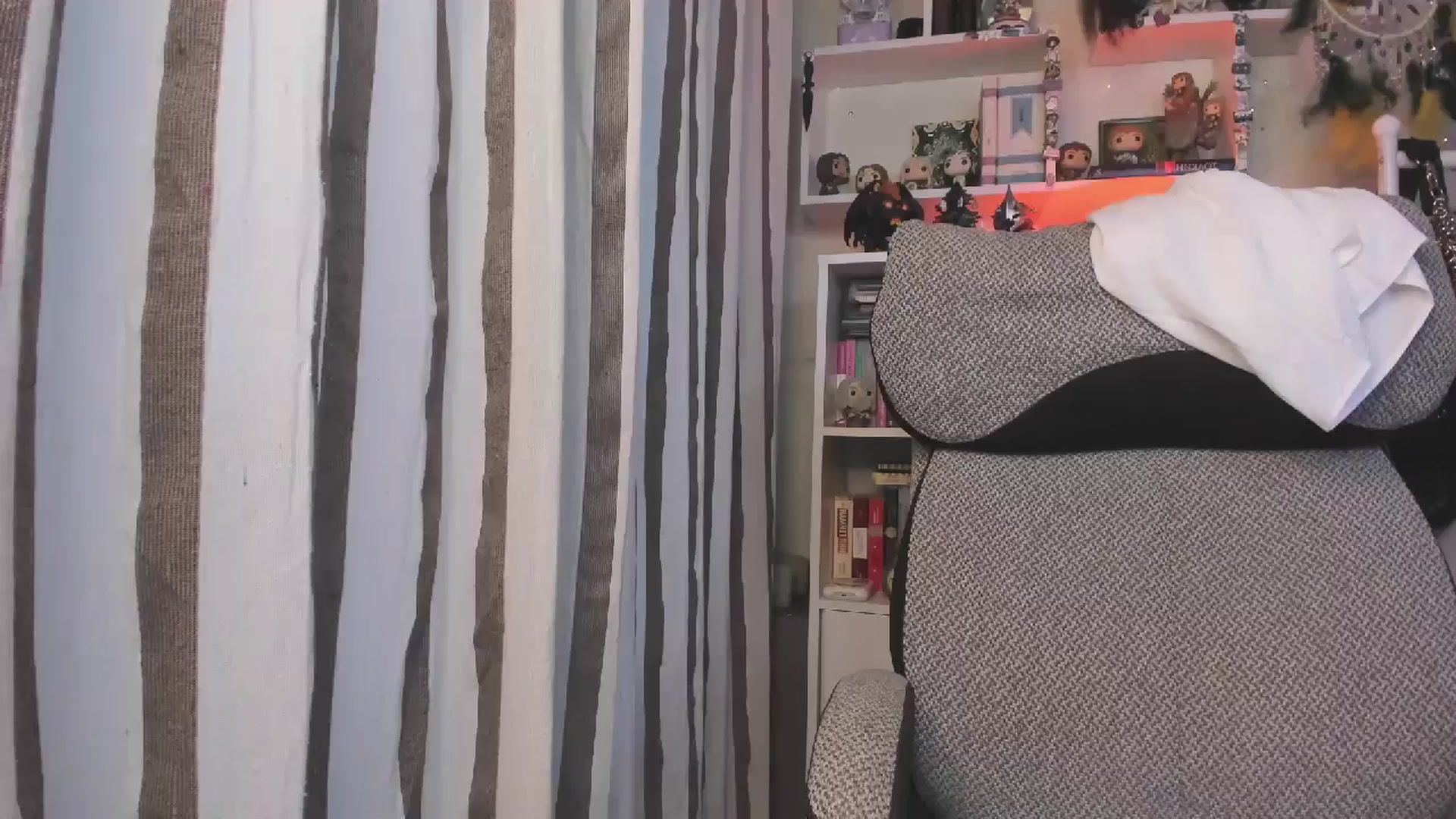 Gallery image thumbnail from KellyAsian's myfreecams stream on, 12/25/2025, 10:09 image 17 of 20