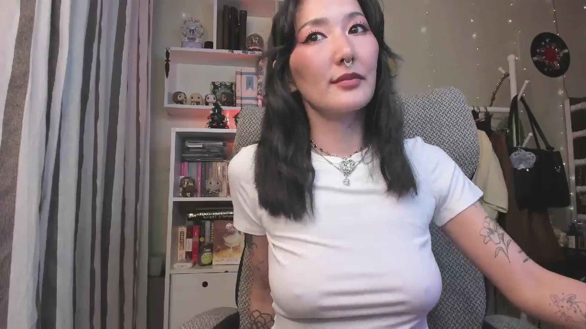Gallery image thumbnail from KellyAsian's myfreecams stream on, 12/26/2025, 20:48 image 10 of 20