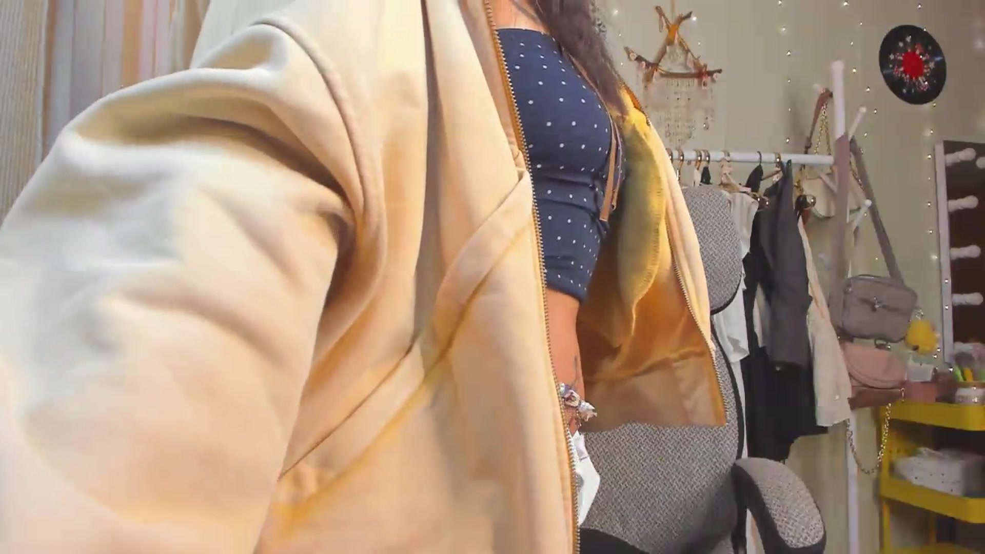 Gallery image thumbnail from KellyAsian's myfreecams stream on, 08/18/2026, 08:33 image 18 of 20