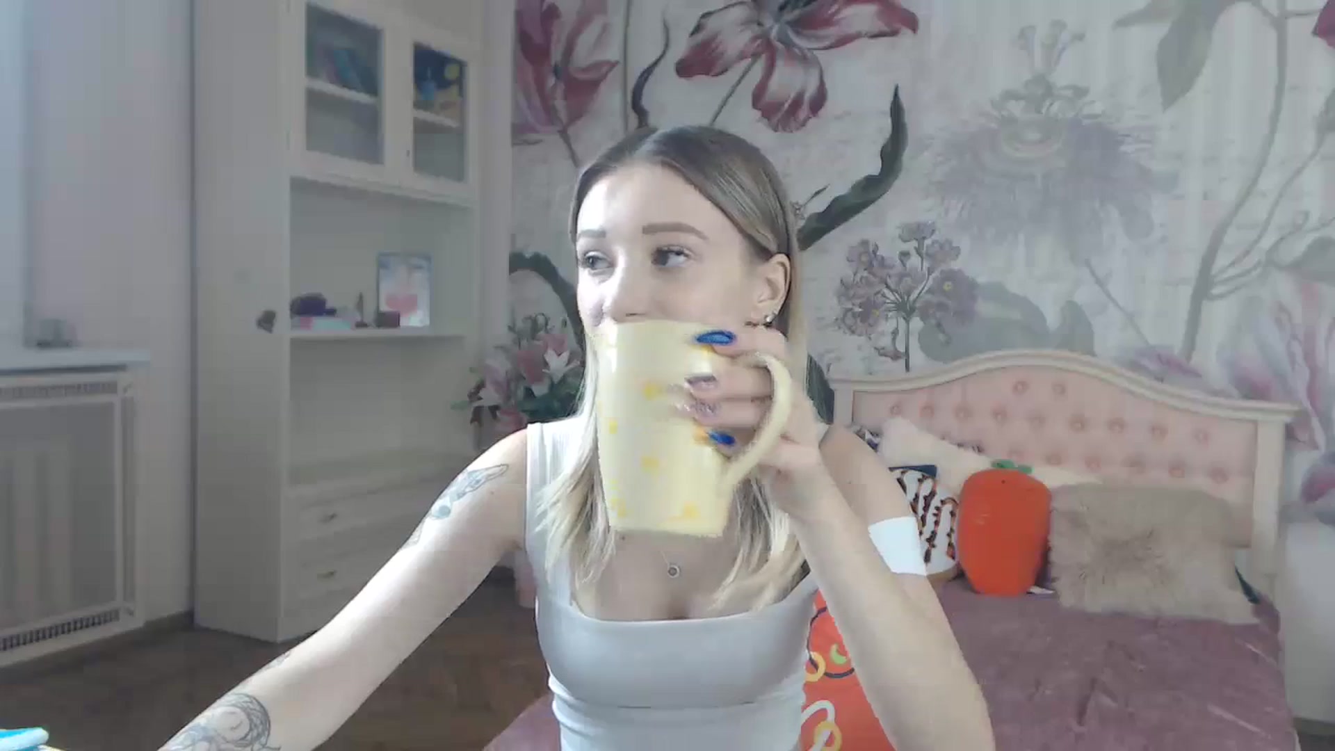 Gallery image thumbnail from KellyBlake's myfreecams stream on, 09/18/2023, 05:18 image 12 of 20
