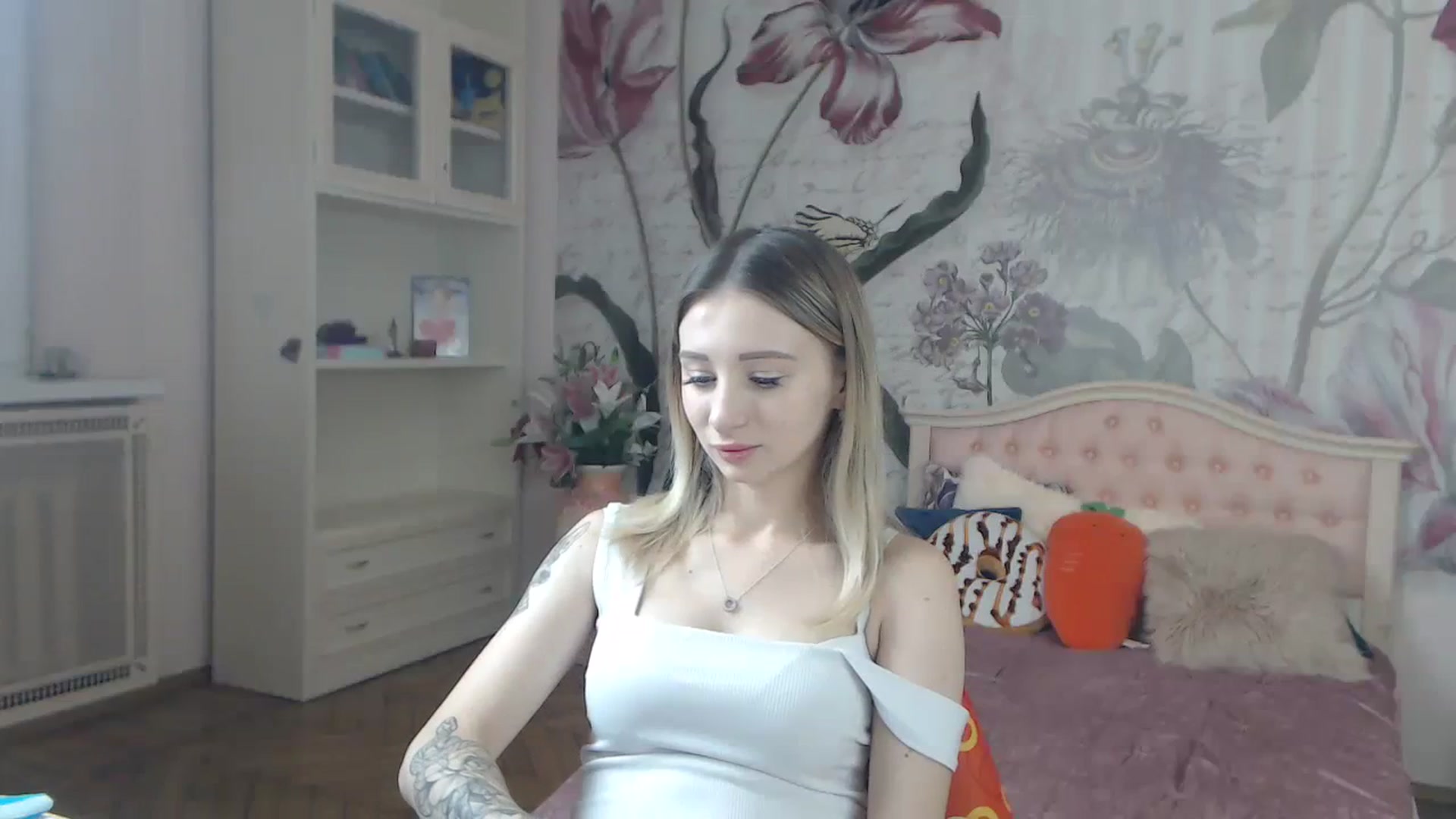 Gallery image thumbnail from KellyBlake's myfreecams stream on, 09/18/2023, 05:18 image 7 of 20