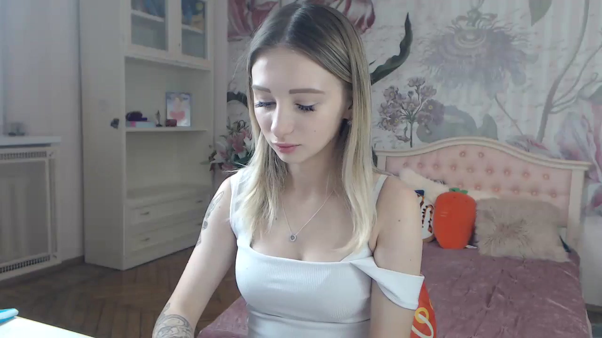 Gallery image thumbnail from KellyBlake's myfreecams stream on, 09/18/2023, 05:18 image 4 of 20